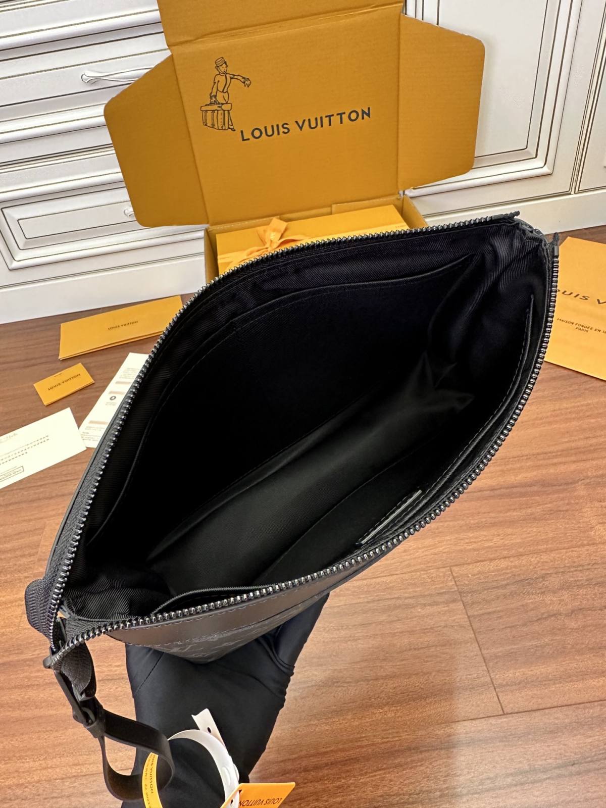 Ellebag Factory’s Mastery in Replicating Louis Vuitton POCHETTE VOYAGE SOUPLE Clutch (M82543)-Kedai Dalam Talian Beg Louis Vuitton Palsu Kualiti Terbaik, Beg reka bentuk replika ru