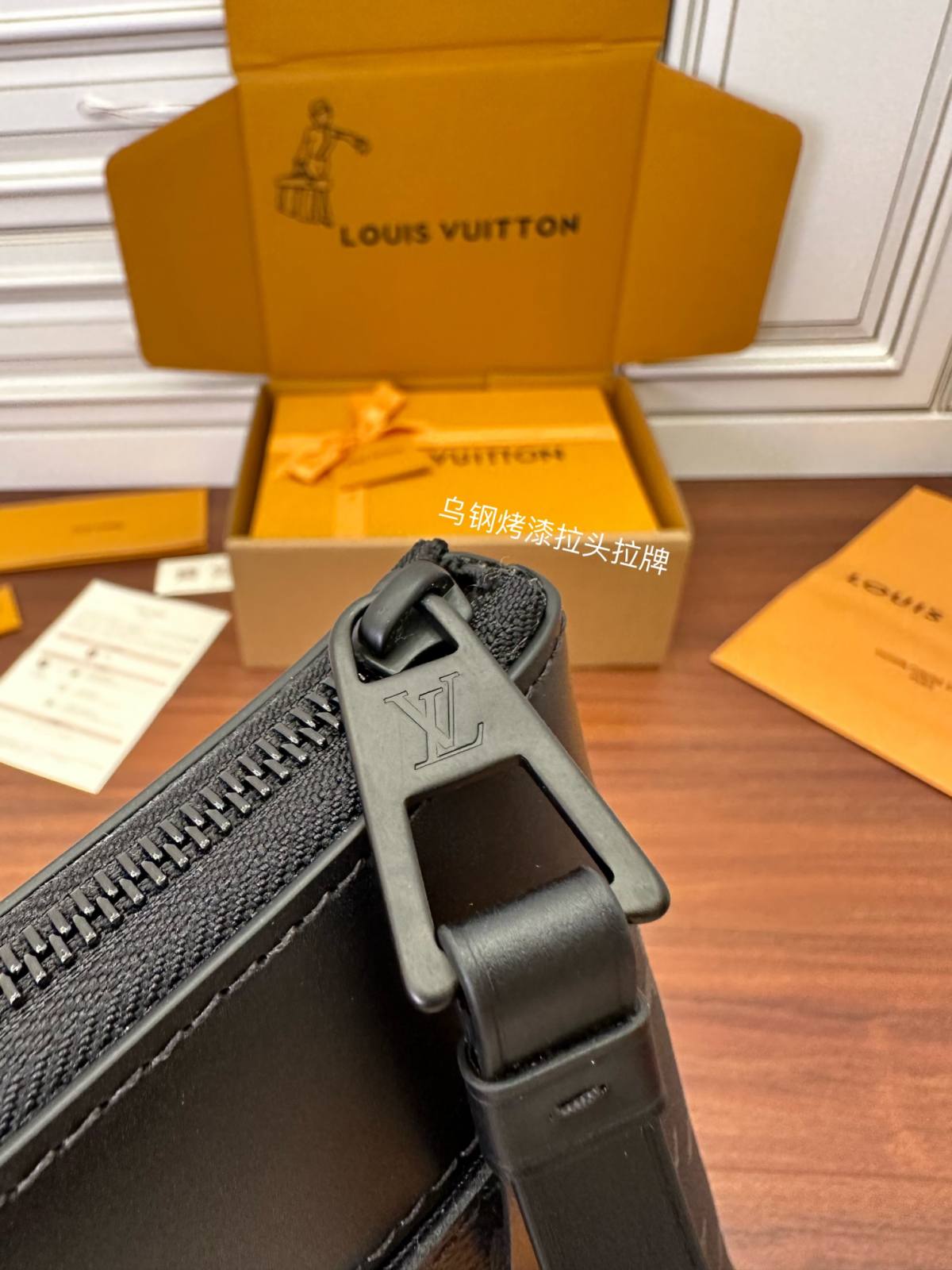 Ellebag Factory’s Mastery in Replicating Louis Vuitton POCHETTE VOYAGE SOUPLE Clutch (M82543)-Pangalusna kualitas palsu Louis Vuitton Kantong Toko Online, Replica desainer kantong ru