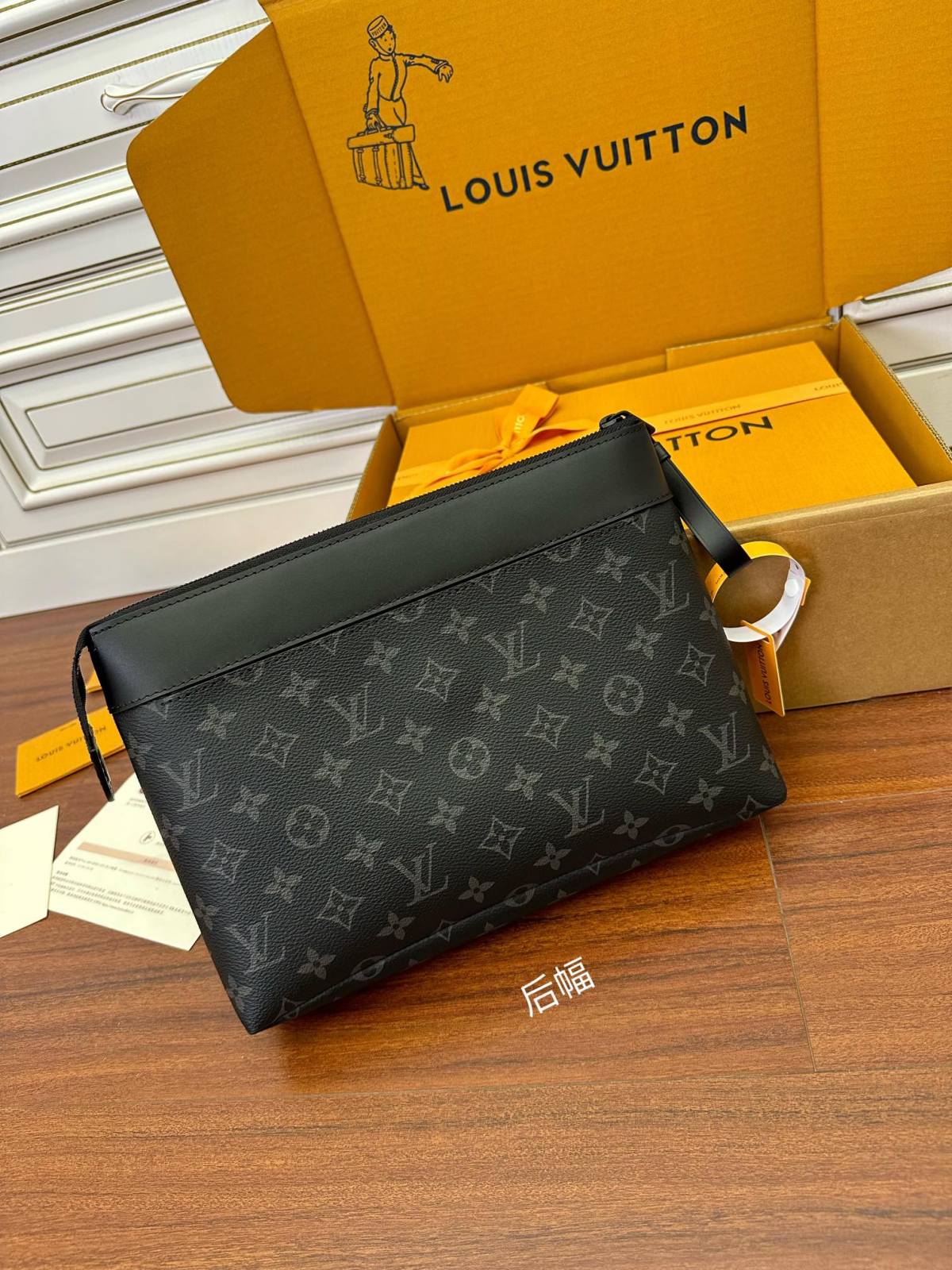 Ellebag Factory’s Mastery in Replicating Louis Vuitton POCHETTE VOYAGE SOUPLE Clutch (M82543)-Kedai Dalam Talian Beg Louis Vuitton Palsu Kualiti Terbaik, Beg reka bentuk replika ru