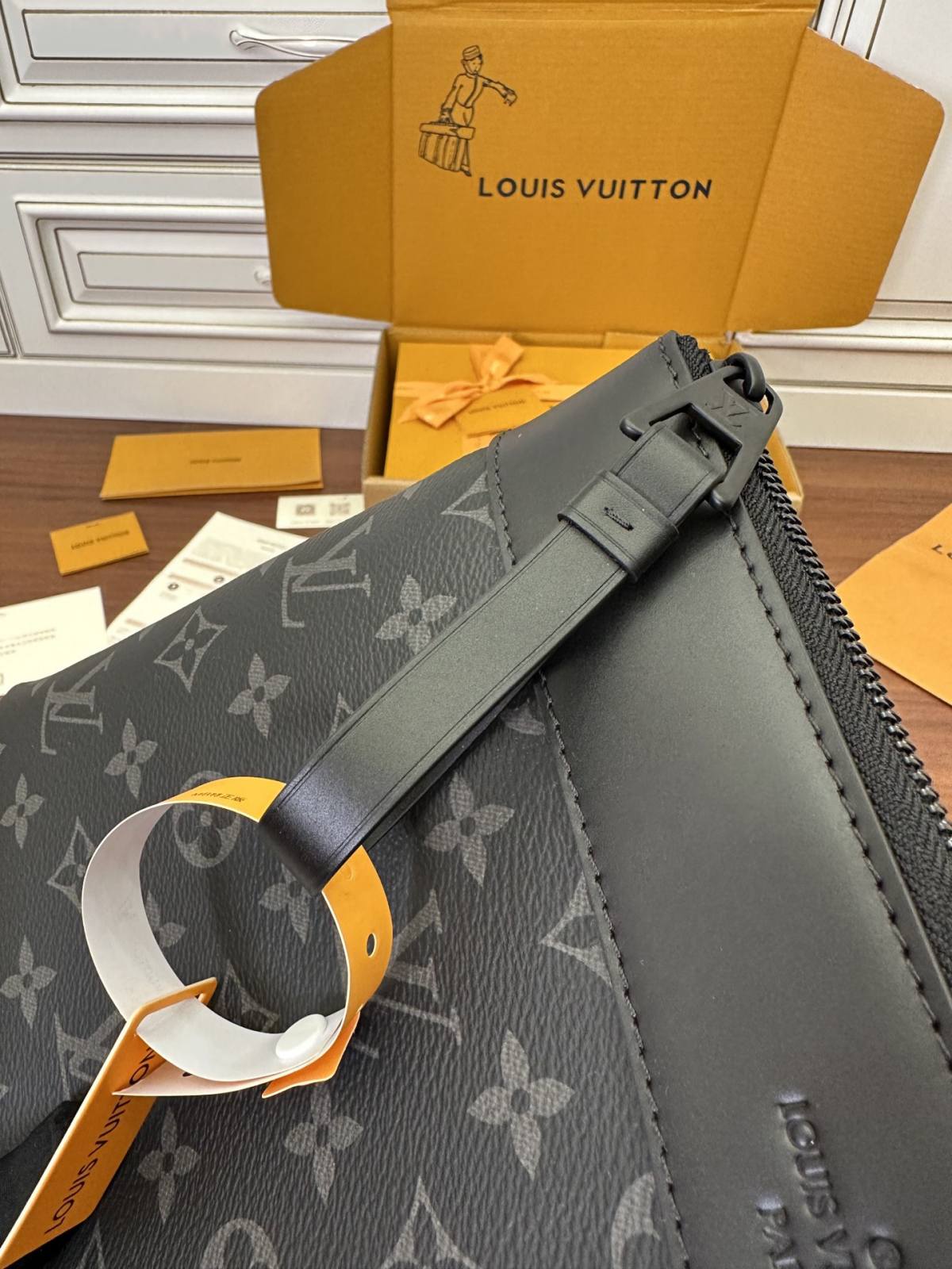 Ellebag Factory’s Mastery in Replicating Louis Vuitton POCHETTE VOYAGE SOUPLE Clutch (M82543)-Լավագույն որակի կեղծ Louis Vuitton պայուսակների առցանց խանութ, Replica դիզայներական պայուսակ ru