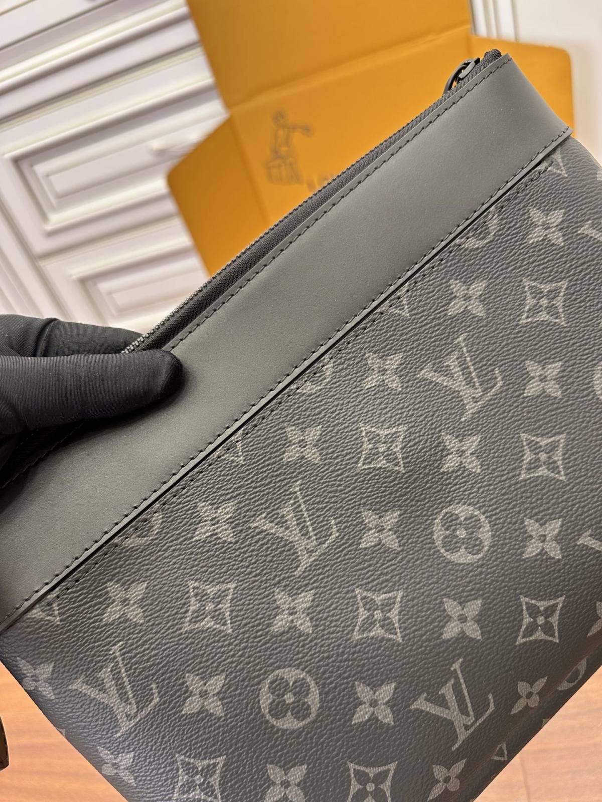 Ellebag Factory’s Mastery in Replicating Louis Vuitton POCHETTE VOYAGE SOUPLE Clutch (M82543)-Labākās kvalitātes viltotās Louis Vuitton somas tiešsaistes veikals, dizaineru somas kopija ru