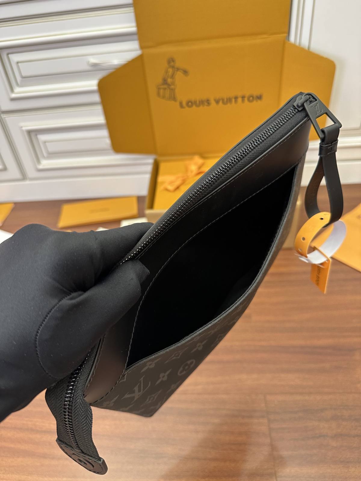 Ellebag Factory’s Mastery in Replicating Louis Vuitton POCHETTE VOYAGE SOUPLE Clutch (M82543)-Legjobb minőségű hamis Louis Vuitton táska online áruház, replika designer táska ru