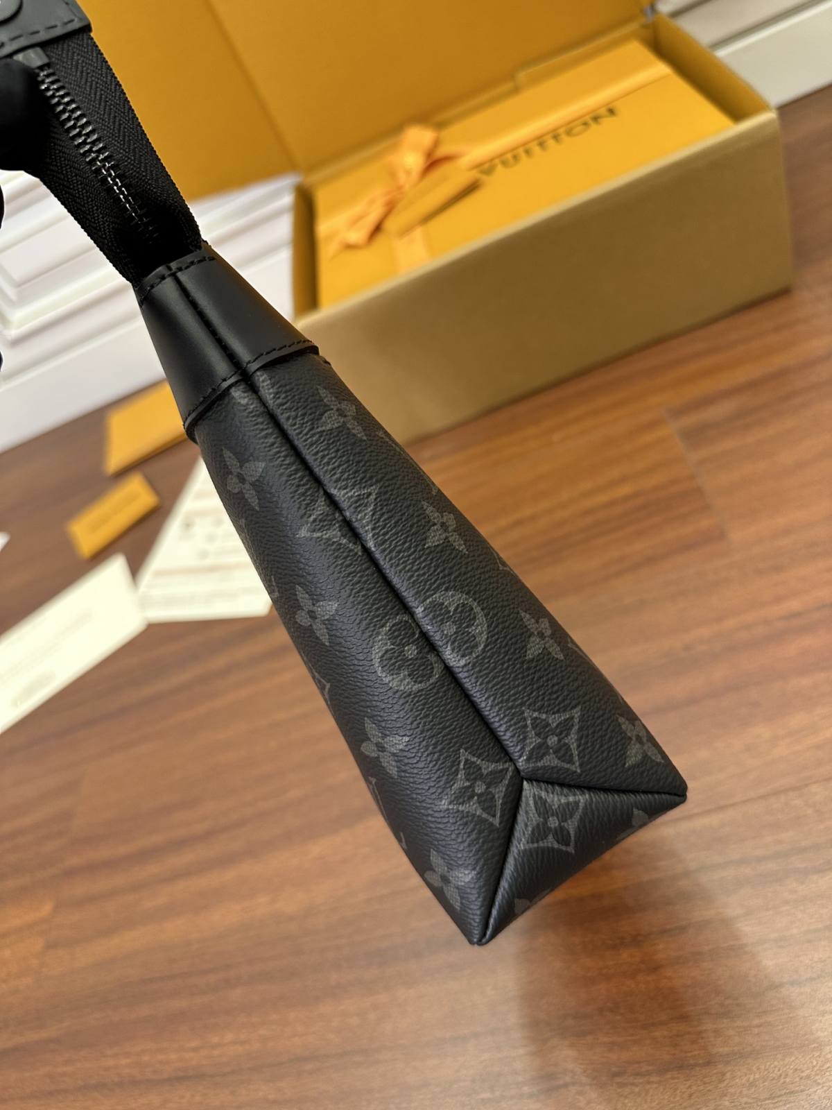 Ellebag Factory’s Mastery in Replicating Louis Vuitton POCHETTE VOYAGE SOUPLE Clutch (M82543)-ʻOi aku ka maikaʻi o ka ʻeke Louis Vuitton ʻeke hoʻopunipuni ma ka hale kūʻai pūnaewele, ʻeke hoʻolālā kope ru