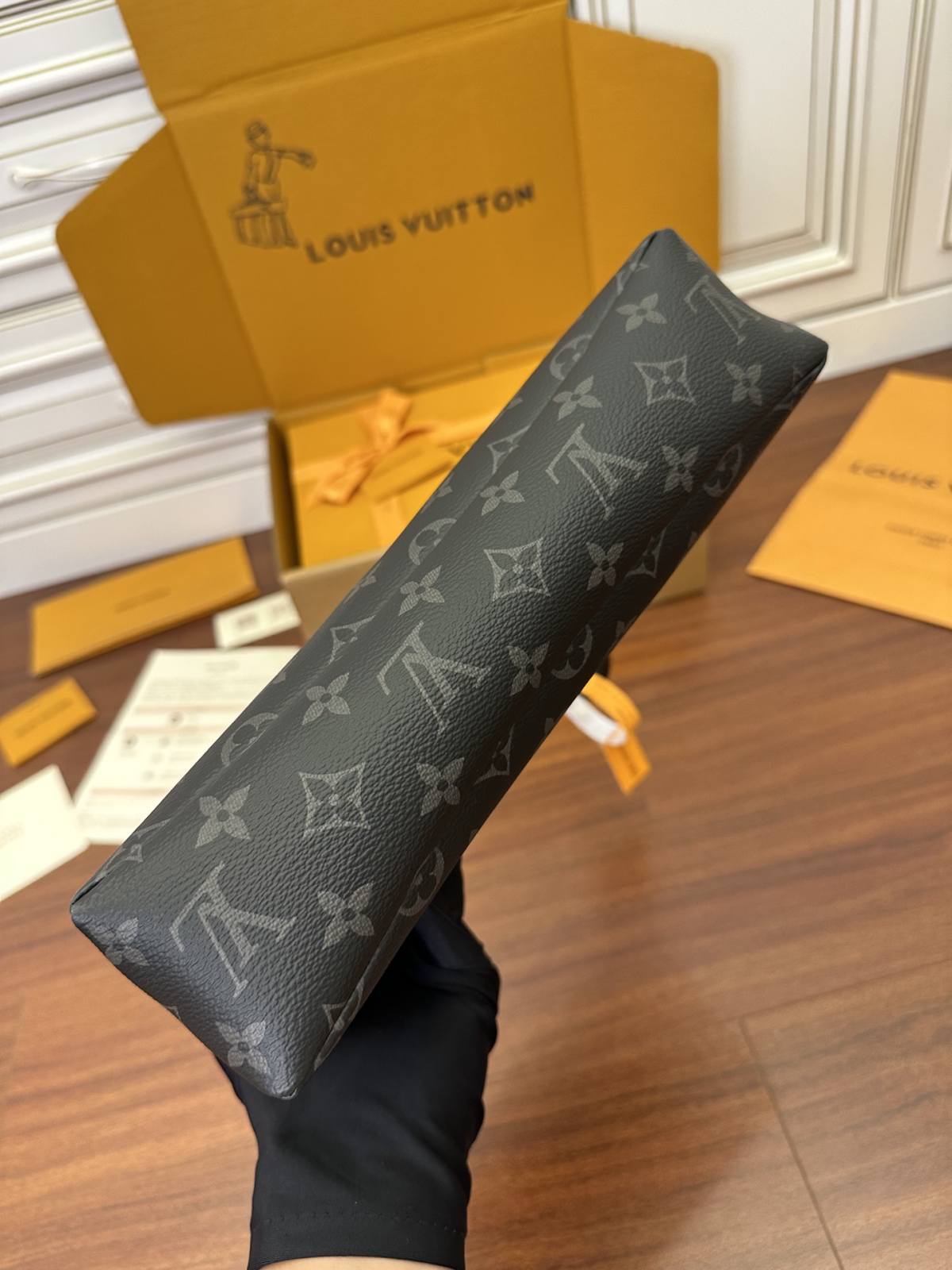 Ellebag Factory’s Mastery in Replicating Louis Vuitton POCHETTE VOYAGE SOUPLE Clutch (M82543)-Legjobb minőségű hamis Louis Vuitton táska online áruház, replika designer táska ru