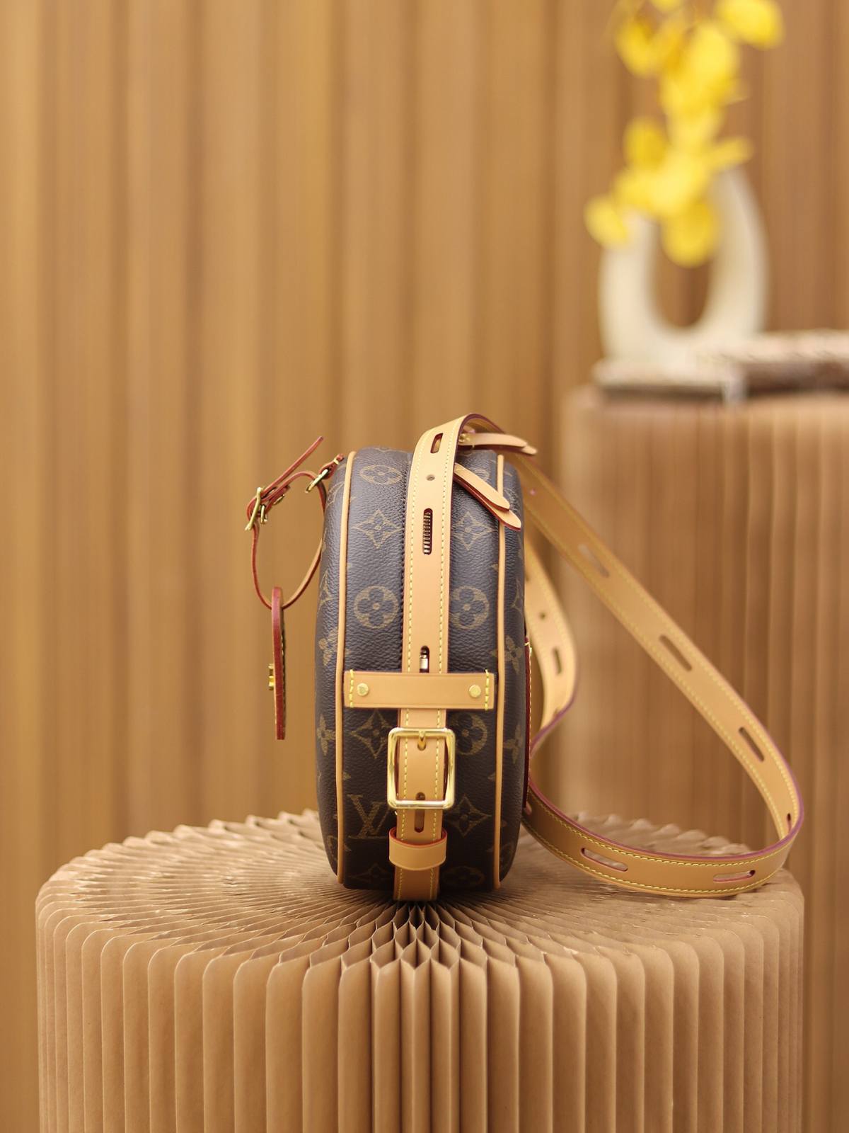 Ellebag Factory’s Masterful Replication of Louis Vuitton BOITE CHAPEAU SOUPLE (M52294)-Magazin online de geanți Louis Vuitton fals de cea mai bună calitate, geantă de designer replica ru