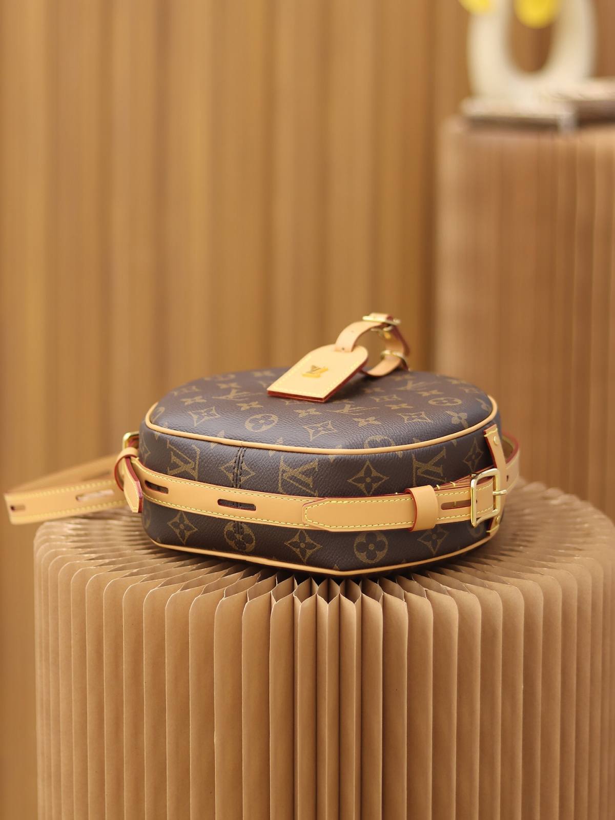 Ellebag Factory’s Masterful Replication of Louis Vuitton BOITE CHAPEAU SOUPLE (M52294)-최고의 품질 가짜 루이비통 가방 온라인 스토어, 복제 디자이너 가방 ru