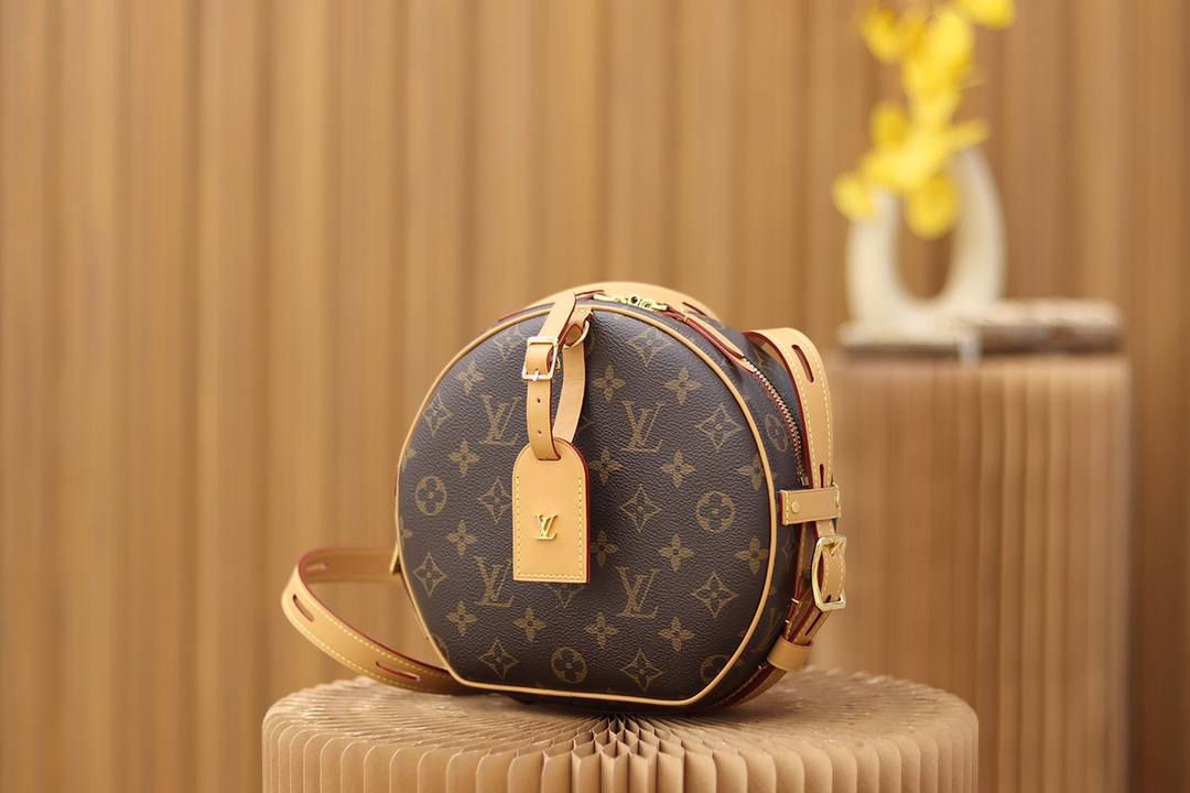 Ellebag Factory’s Masterful Replication of Louis Vuitton BOITE CHAPEAU SOUPLE (M52294)-Labing Maayo nga Kalidad nga Peke nga Louis Vuitton Bag Online Store, Replica designer bag ru