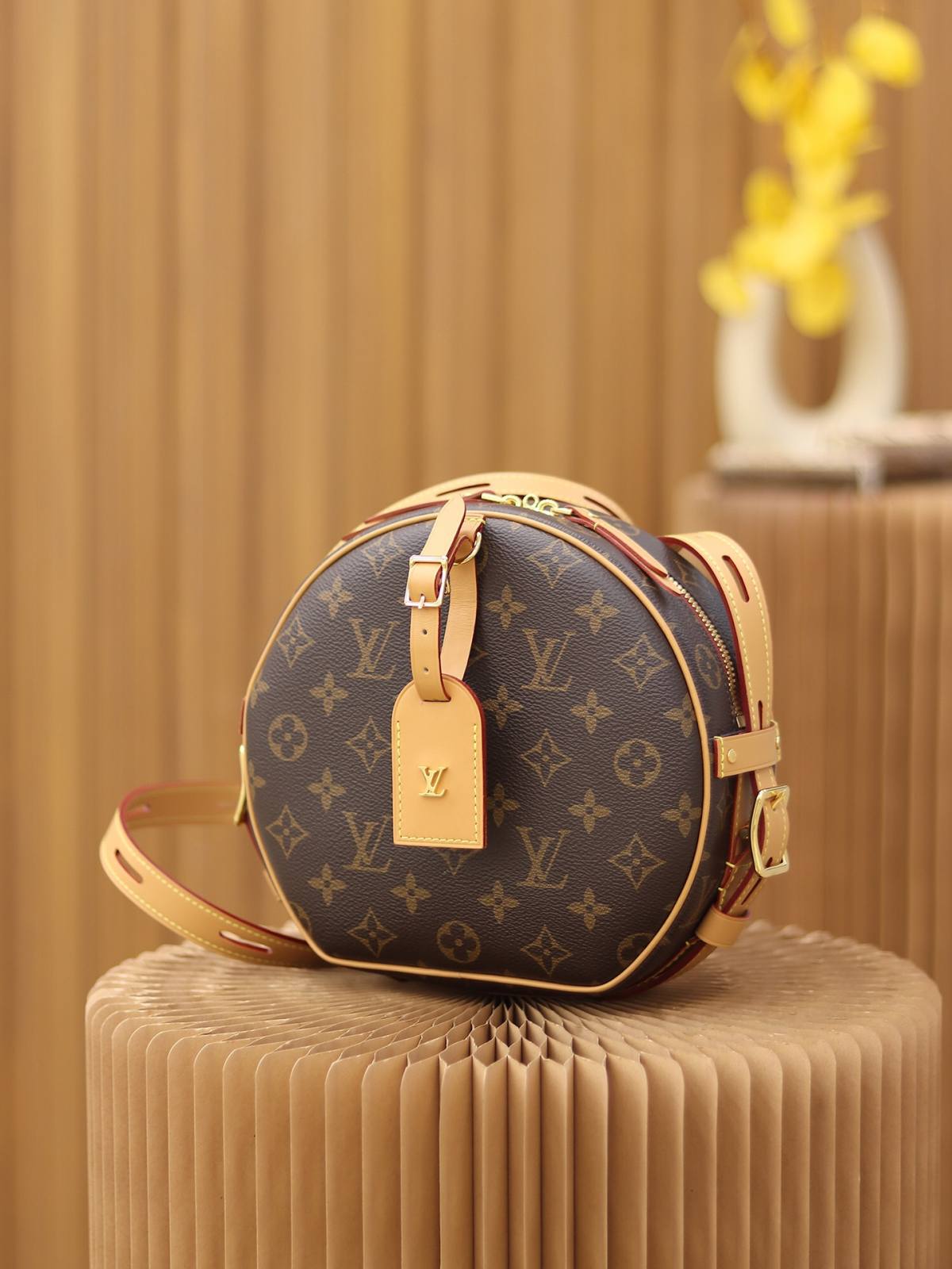 Ellebag Factory’s Masterful Replication of Louis Vuitton BOITE CHAPEAU SOUPLE (M52294)-Tulaga sili ona lelei Fake Louis Vuitton Bag Faleoloa i luga ole laiga, Replica designer bag ru