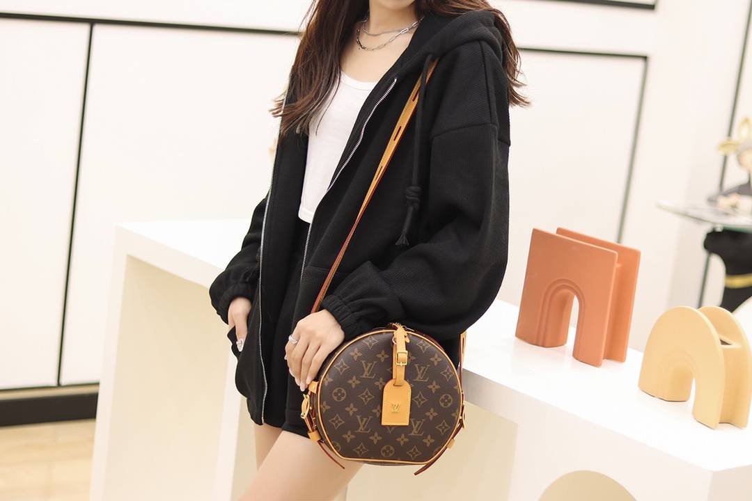 Ellebag Factory’s Masterful Replication of Louis Vuitton BOITE CHAPEAU SOUPLE (M52294)-Ti o dara ju Didara iro Louis Vuitton apo Online itaja, Ajọra onise apo ru