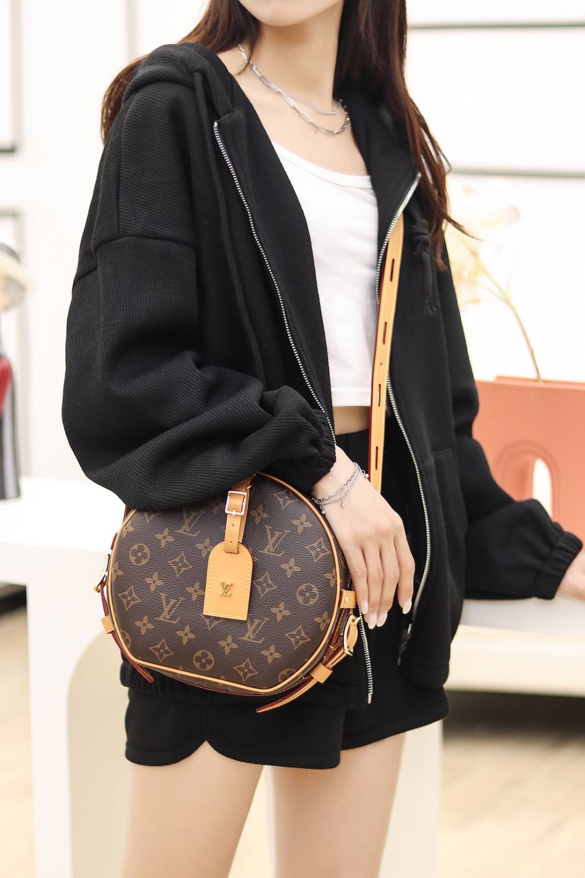 Ellebag Factory’s Masterful Replication of Louis Vuitton BOITE CHAPEAU SOUPLE (M52294)-Լավագույն որակի կեղծ Louis Vuitton պայուսակների առցանց խանութ, Replica դիզայներական պայուսակ ru