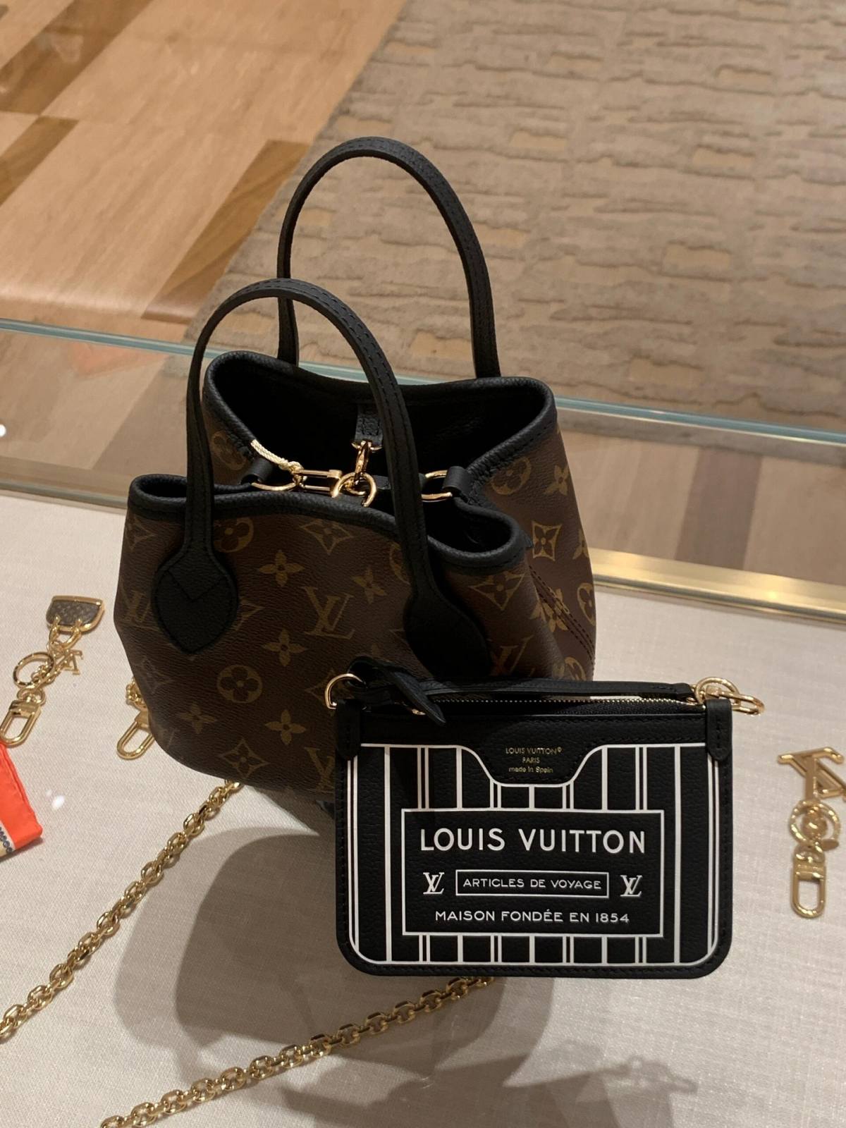 Ellebag’s 1:1 Replica of Louis Vuitton M12099 Neverfull Bandoulière Inside Out BB: Crafting Luxury with Precision-최고의 품질 가짜 루이비통 가방 온라인 스토어, 복제 디자이너 가방 ru