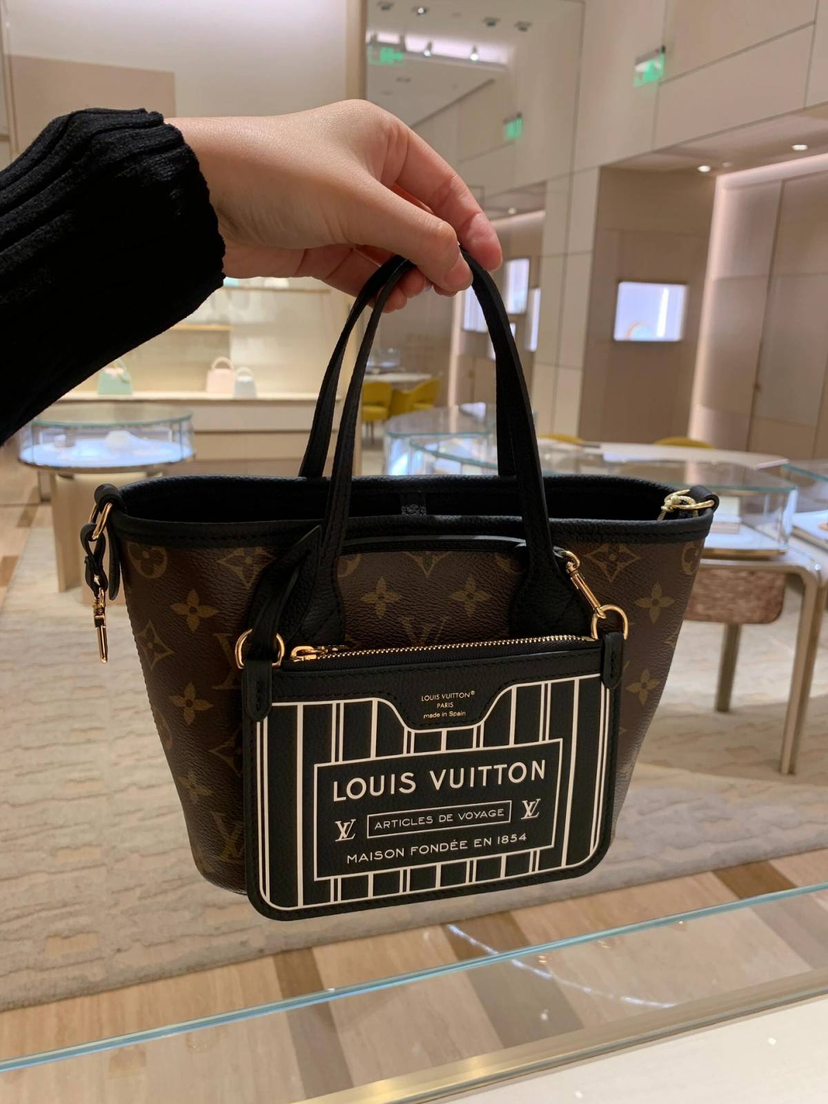 Ellebag’s 1:1 Replica of Louis Vuitton M12099 Neverfull Bandoulière Inside Out BB: Crafting Luxury with Precision-최고의 품질 가짜 루이비통 가방 온라인 스토어, 복제 디자이너 가방 ru