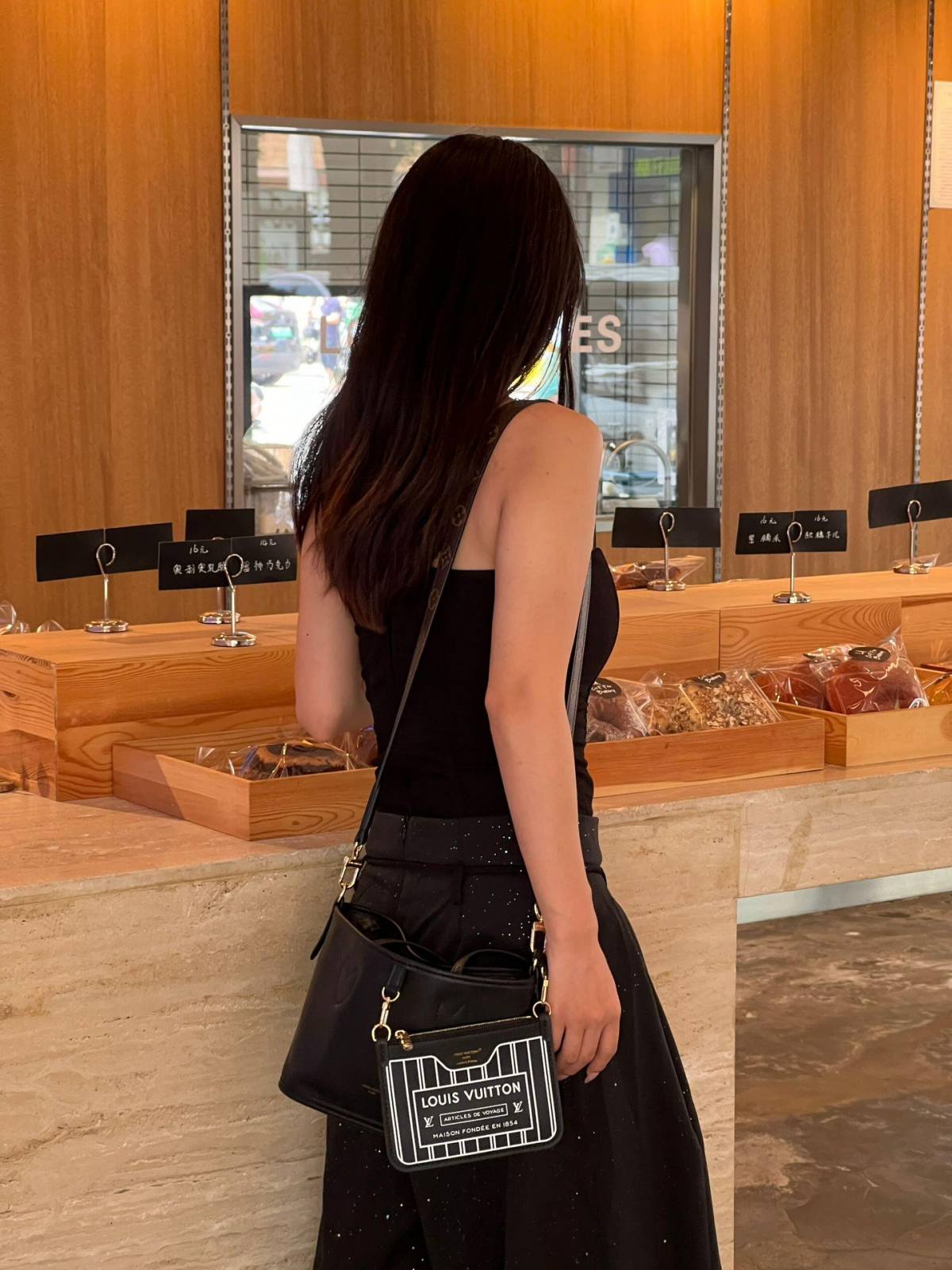 Ellebag’s 1:1 Replica of Louis Vuitton M12099 Neverfull Bandoulière Inside Out BB: Crafting Luxury with Precision-Best Quality Replica designer Bag factory in China