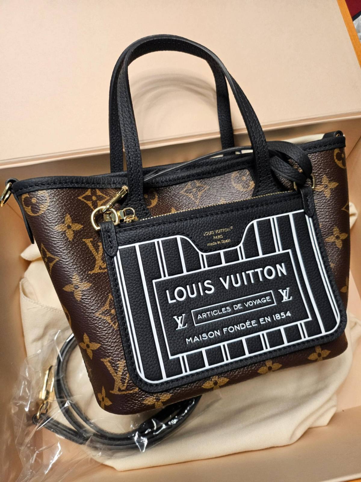 Ellebag’s 1:1 Replica of Louis Vuitton M12099 Neverfull Bandoulière Inside Out BB: Crafting Luxury with Precision-Tayada ugu Fiican ee Louis Vuitton Boorsada Online Store, Bac naqshadeeye nuqul ah