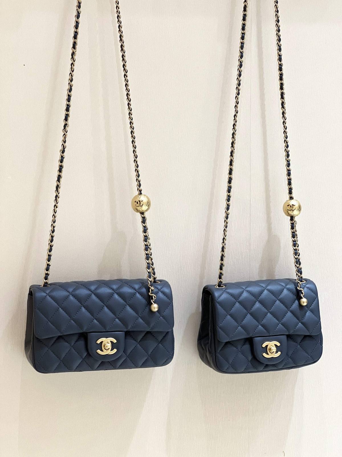 A Closer Look at the Deep Gray Ellebag super fake Chanel Mini Flap Bag with Gold Ball Chain （2024 Nov updated）-Dyqani në internet i çantave të rreme Louis Vuitton me cilësi më të mirë, çanta modeli kopje ru