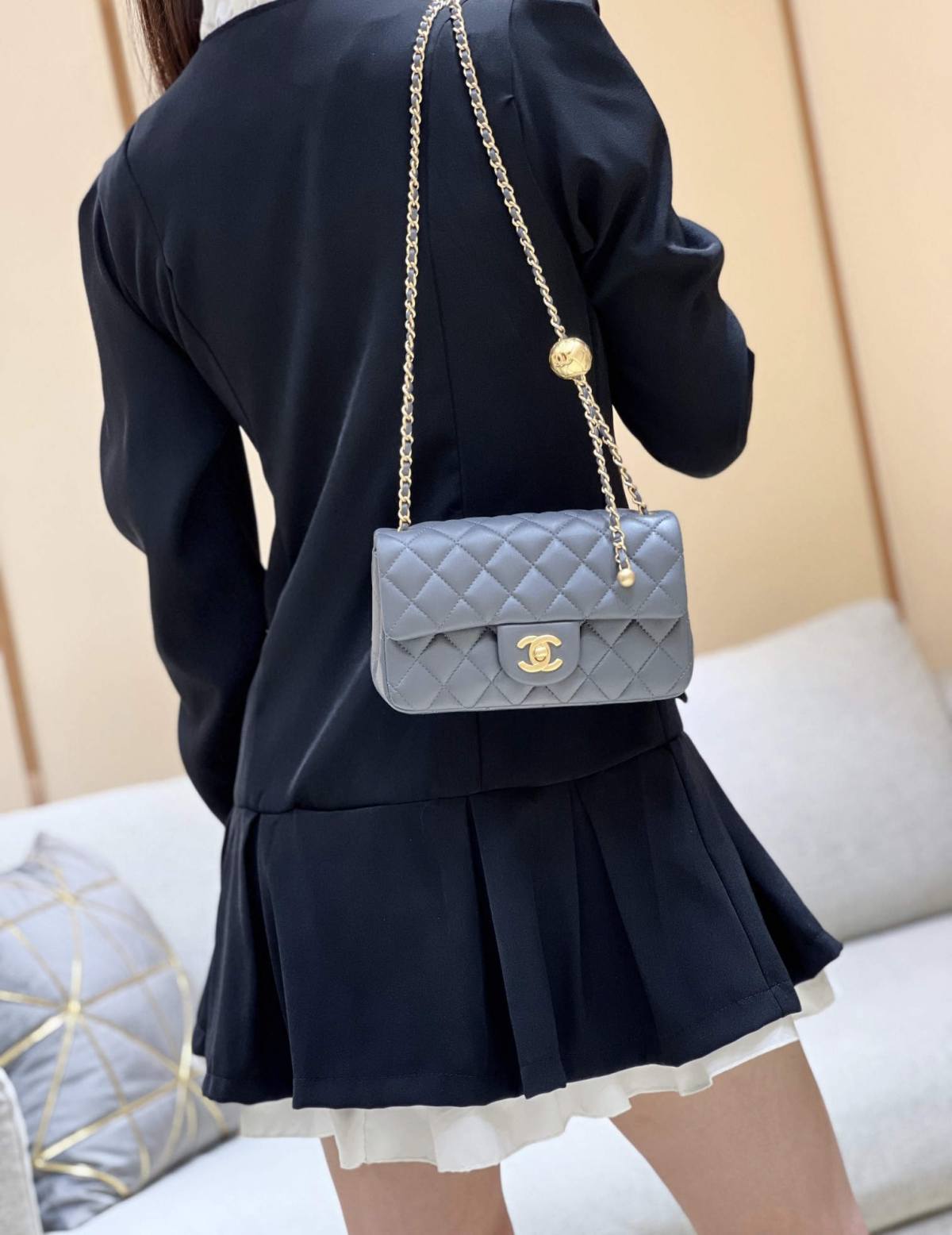 A Closer Look at the Deep Gray Ellebag super fake Chanel Mini Flap Bag with Gold Ball Chain （2024 Nov updated）-بهترين معيار جي جعلي لوئس ويٽون بيگ آن لائين اسٽور، ريپليڪا ڊيزائنر بيگ ru