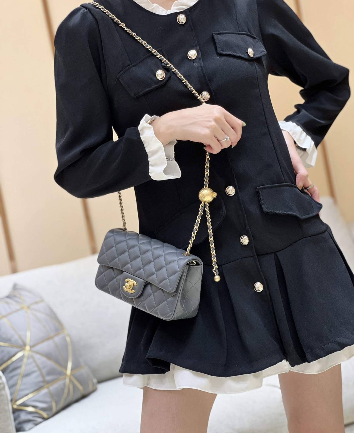 A Closer Look at the Deep Gray Ellebag super fake Chanel Mini Flap Bag with Gold Ball Chain （2024 Nov updated）-Loja online de bolsa Louis Vuitton falsa de melhor qualidade, bolsa de designer de réplica ru