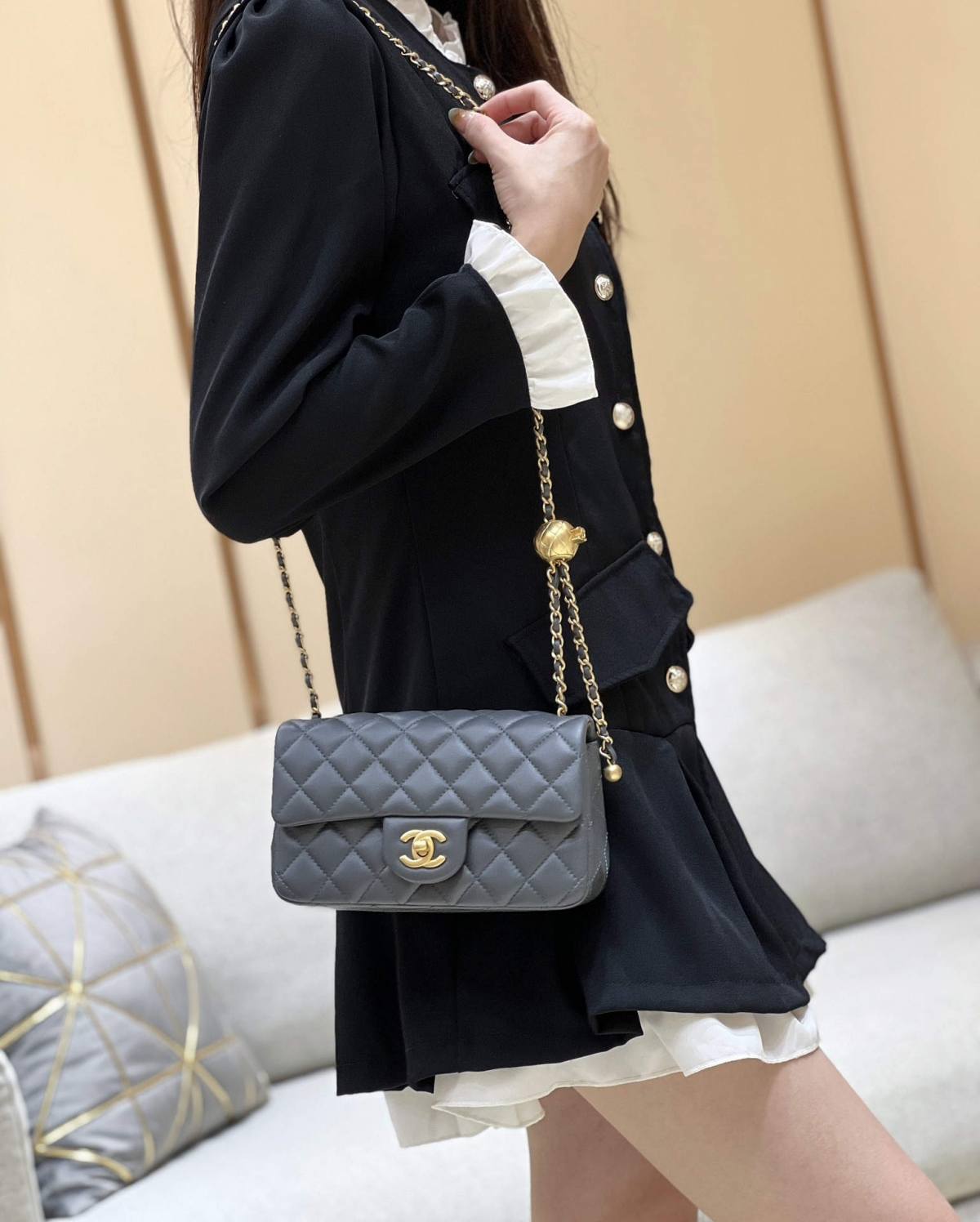 A Closer Look at the Deep Gray Ellebag super fake Chanel Mini Flap Bag with Gold Ball Chain （2024 Nov updated）-အရည်အသွေးအကောင်းဆုံးအတု Louis Vuitton Bag အွန်လိုင်းစတိုး၊ ပုံစံတူဒီဇိုင်နာအိတ် ru