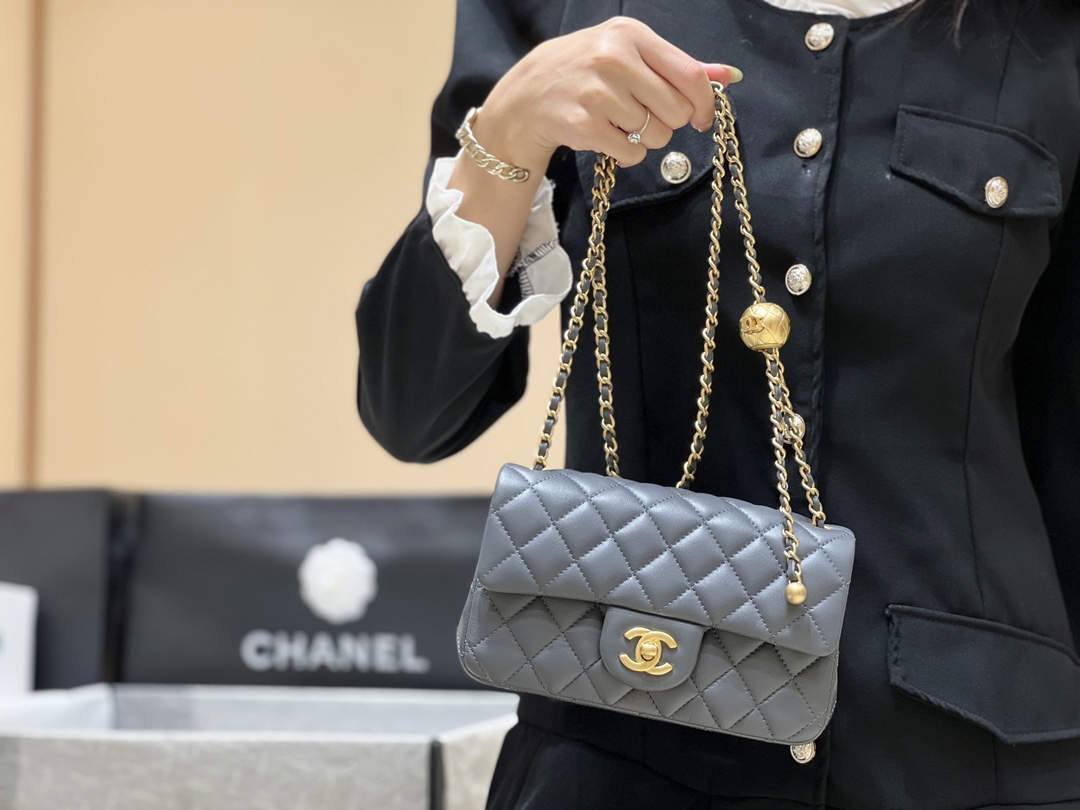 A Closer Look at the Deep Gray Ellebag super fake Chanel Mini Flap Bag with Gold Ball Chain （2024 Nov updated）-בעסטער קוואַליטעט שווינדל לוי ווויטטאָן באַג אָנליין קראָם, רעפּליקע דיזיינער זעקל רו