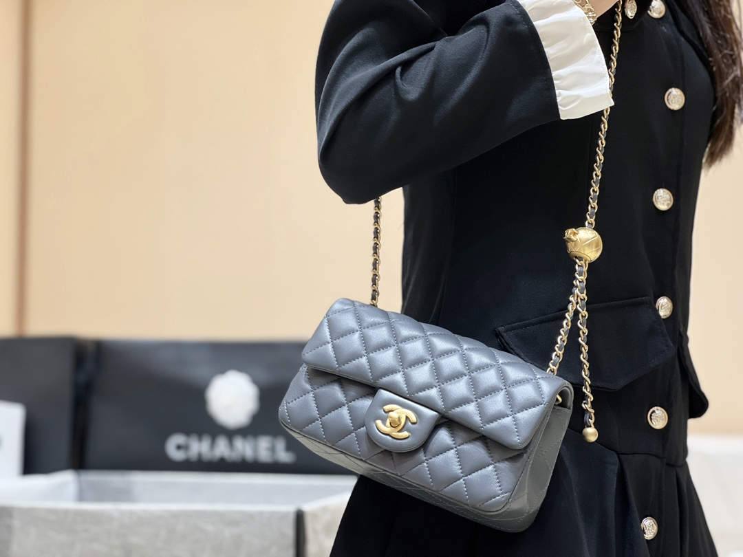 A Closer Look at the Deep Gray Ellebag super fake Chanel Mini Flap Bag with Gold Ball Chain （2024 Nov updated）-بهترين معيار جي جعلي لوئس ويٽون بيگ آن لائين اسٽور، ريپليڪا ڊيزائنر بيگ ru