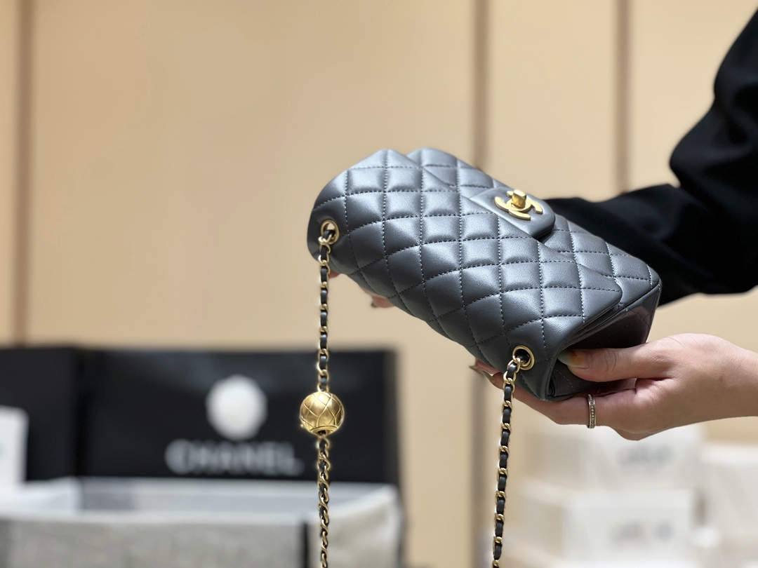 A Closer Look at the Deep Gray Ellebag super fake Chanel Mini Flap Bag with Gold Ball Chain （2024 Nov updated）-בעסטער קוואַליטעט שווינדל לוי ווויטטאָן באַג אָנליין קראָם, רעפּליקע דיזיינער זעקל רו