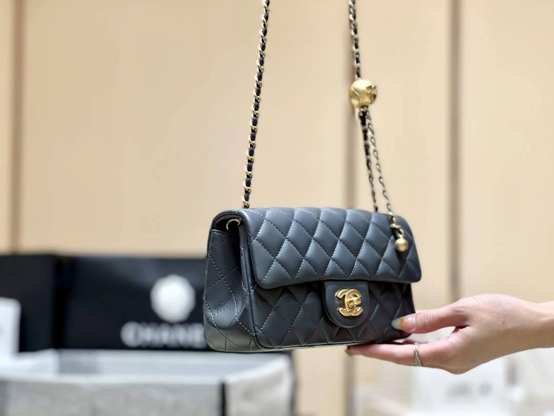 A Closer Look at the Deep Gray Ellebag super fake Chanel Mini Flap Bag with Gold Ball Chain （2024 Nov updated）-Լավագույն որակի կեղծ Louis Vuitton պայուսակների առցանց խանութ, Replica դիզայներական պայուսակ ru