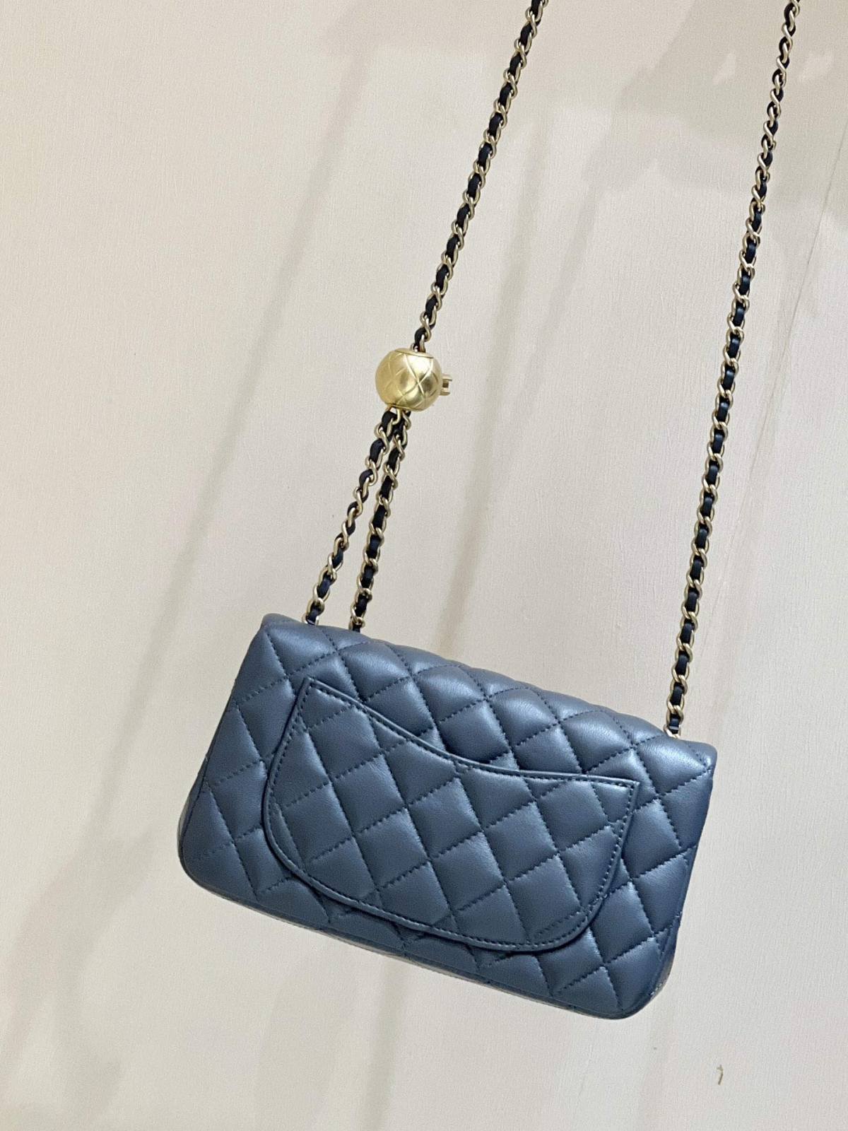 A Closer Look at the Deep Gray Ellebag super fake Chanel Mini Flap Bag with Gold Ball Chain （2024 Nov updated）-Loja online de bolsa Louis Vuitton falsa de melhor qualidade, bolsa de designer de réplica ru