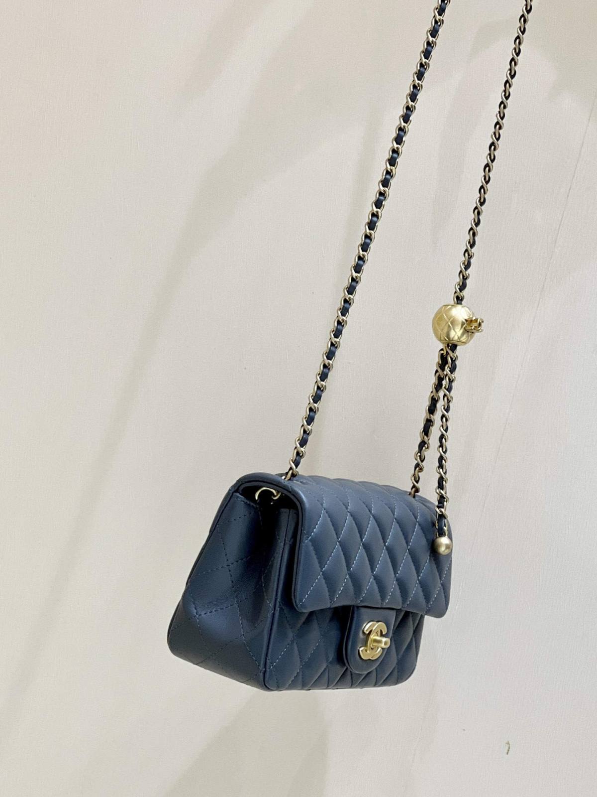 A Closer Look at the Deep Gray Ellebag super fake Chanel Mini Flap Bag with Gold Ball Chain （2024 Nov updated）-Negoziu in linea di borse Louis Vuitton falsi di migliore qualità, borsa di design di replica ru