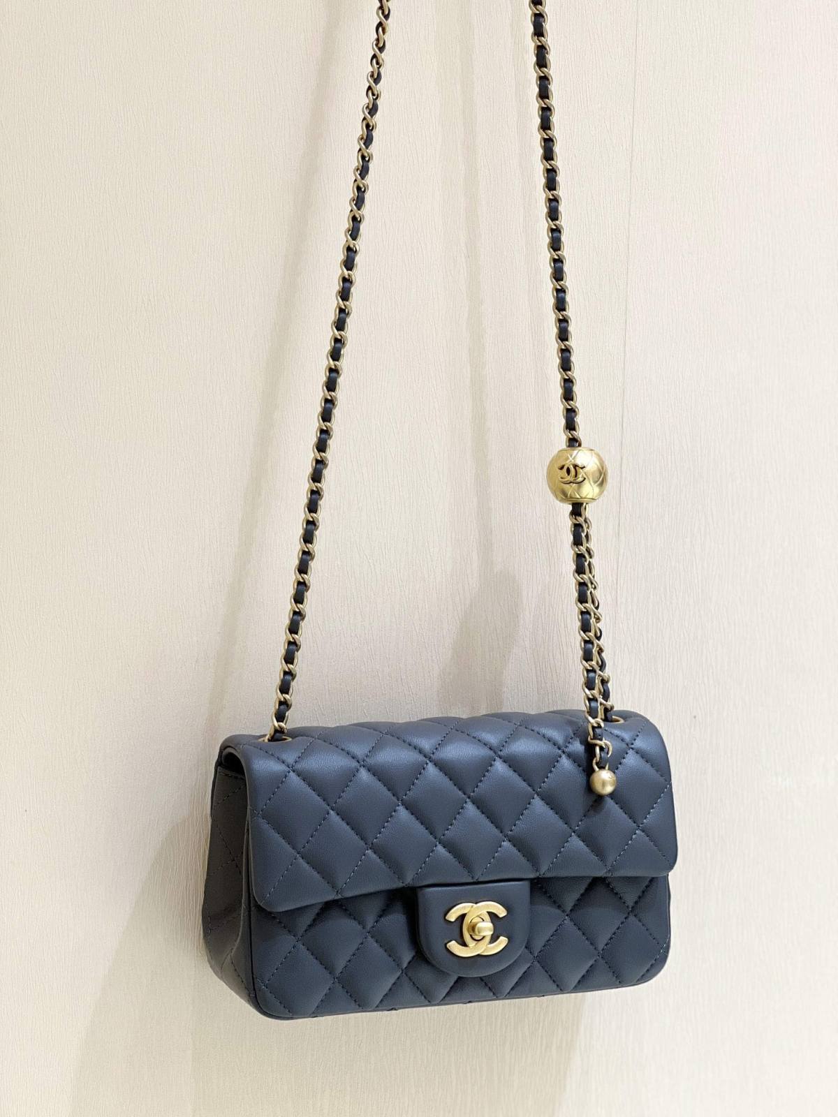 A Closer Look at the Deep Gray Ellebag super fake Chanel Mini Flap Bag with Gold Ball Chain （2024 Nov updated）-အရည်အသွေးအကောင်းဆုံးအတု Louis Vuitton Bag အွန်လိုင်းစတိုး၊ ပုံစံတူဒီဇိုင်နာအိတ် ru