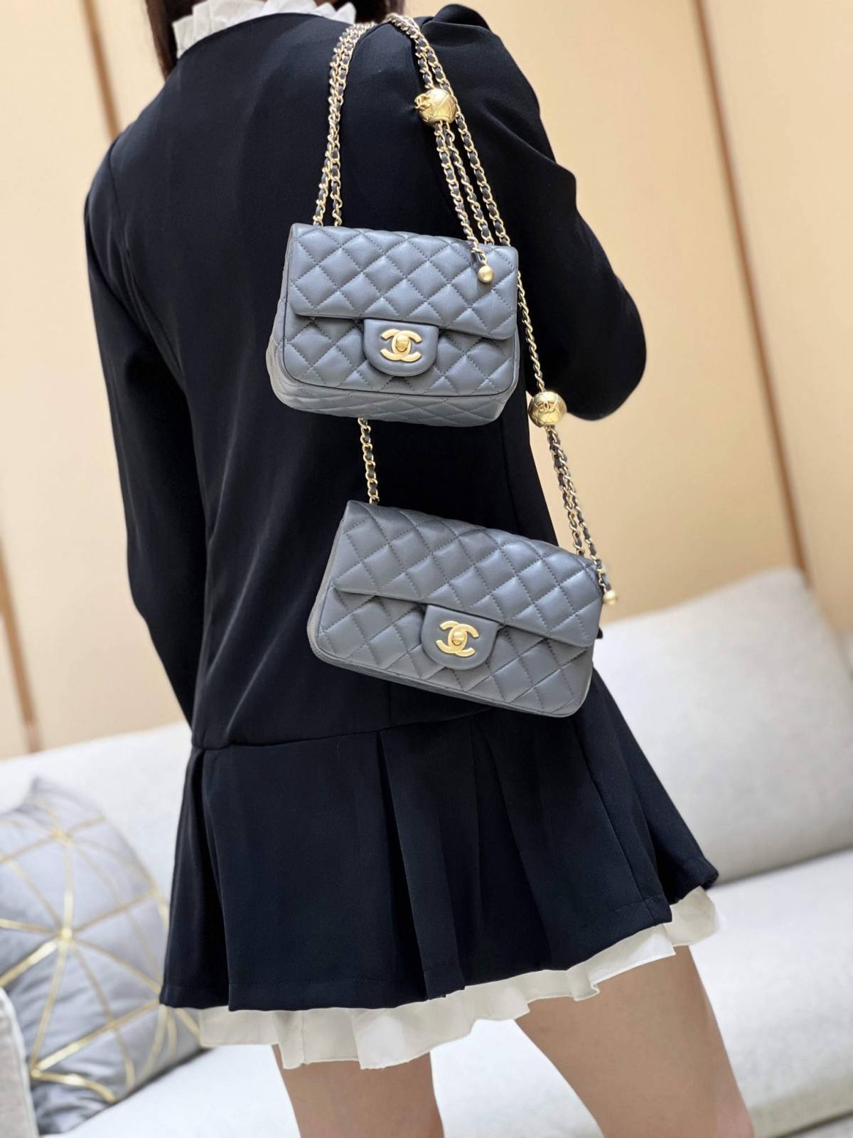 A Closer Look at the Deep Gray Ellebag super fake Chanel Mini Flap Bag with Gold Ball Chain （2024 Nov updated）-အရည်အသွေးအကောင်းဆုံးအတု Louis Vuitton Bag အွန်လိုင်းစတိုး၊ ပုံစံတူဒီဇိုင်နာအိတ် ru