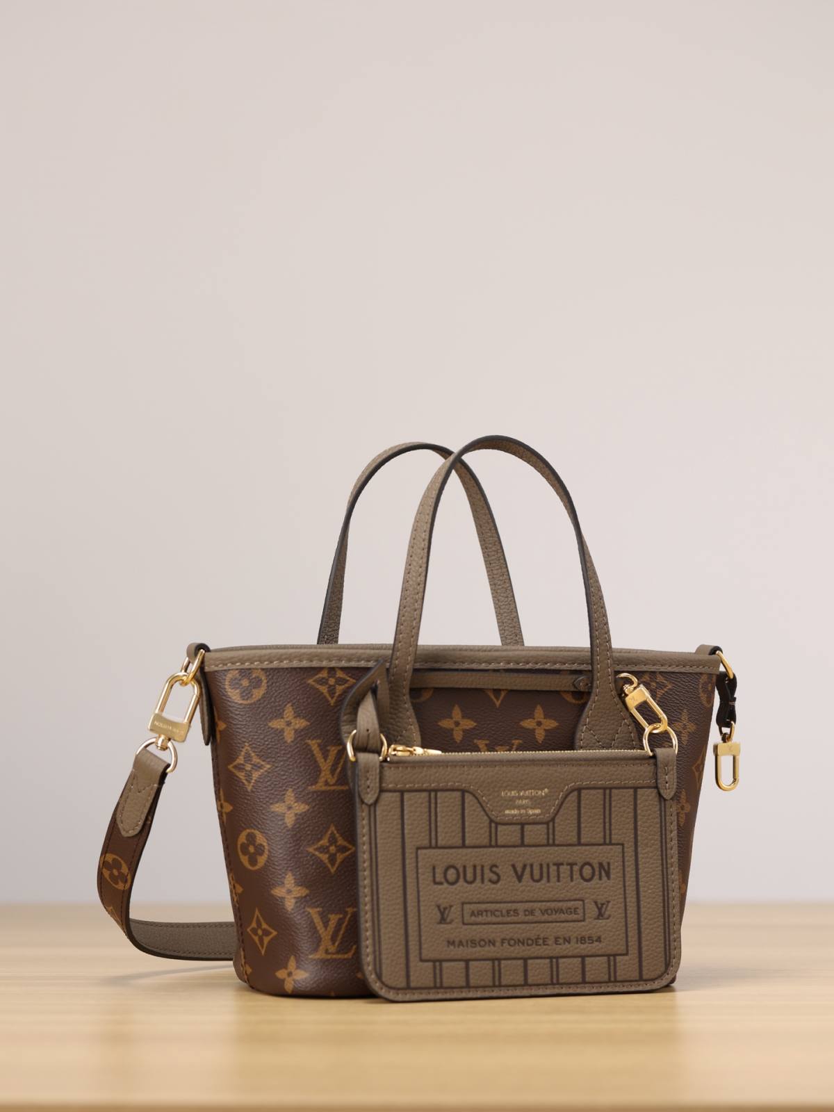 Ellebag’s 1:1 Replica of Louis Vuitton M12109 Neverfull Bandoulière Inside Out BB: A True Reflection of Craftsmanship （2024 Nov updated）-Nejkvalitnější falešná taška Louis Vuitton Online Store, Replica designer bag ru