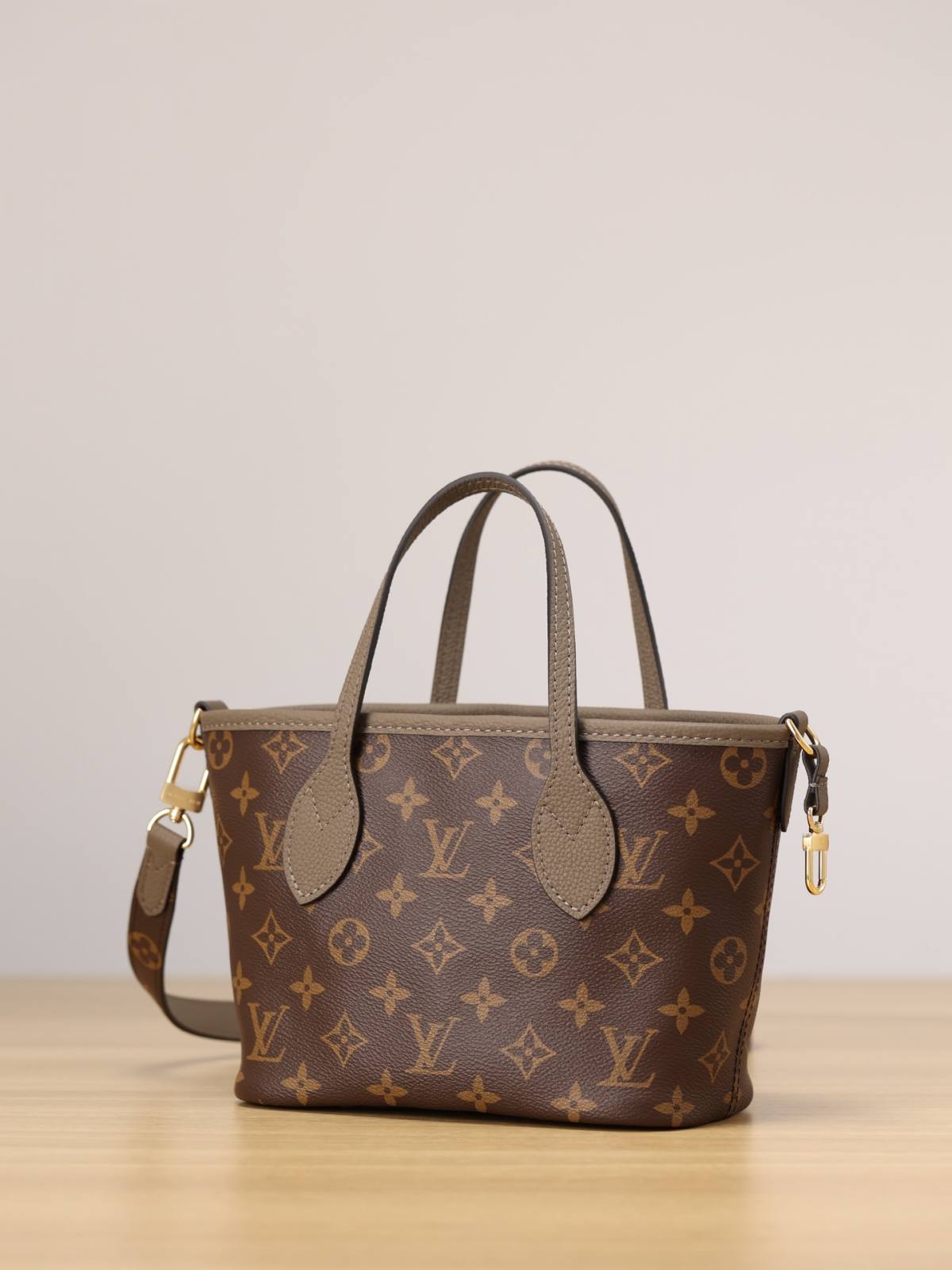 Ellebag’s 1:1 Replica of Louis Vuitton M12109 Neverfull Bandoulière Inside Out BB: A True Reflection of Craftsmanship （2024 Nov updated）-Інтэрнэт-крама падробленай сумкі Louis Vuitton лепшай якасці, рэплікі дызайнерскай сумкі ru