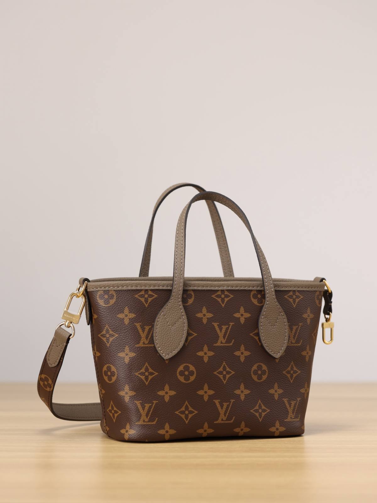 Ellebag’s 1:1 Replica of Louis Vuitton M12109 Neverfull Bandoulière Inside Out BB: A True Reflection of Craftsmanship （2024 Nov updated）-Meilleure qualité de faux sac Louis Vuitton en ligne, réplique de sac de créateur ru