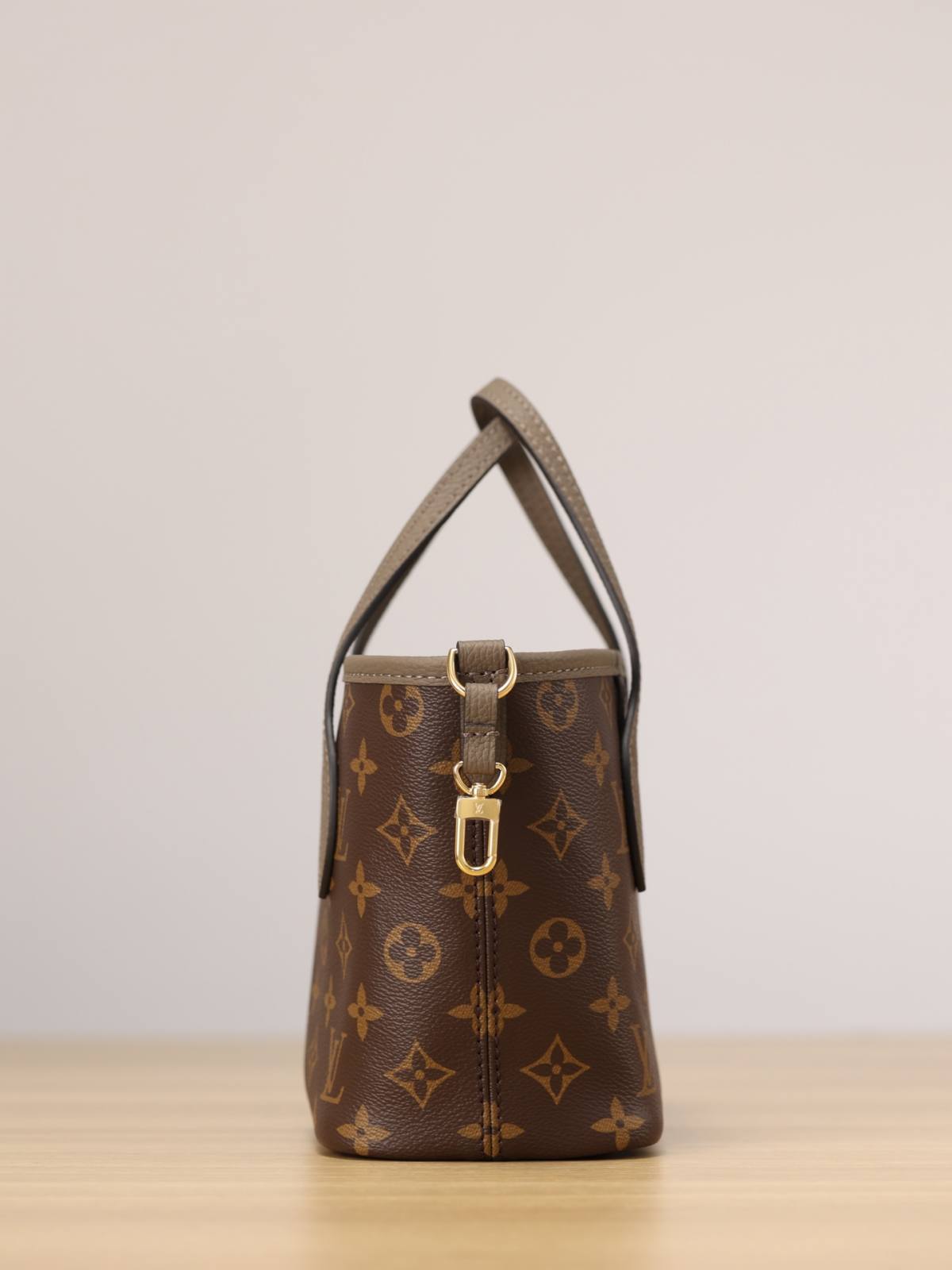 Ellebag’s 1:1 Replica of Louis Vuitton M12109 Neverfull Bandoulière Inside Out BB: A True Reflection of Craftsmanship （2024 Nov updated）-Best Quality Replica designer Bag factory in China