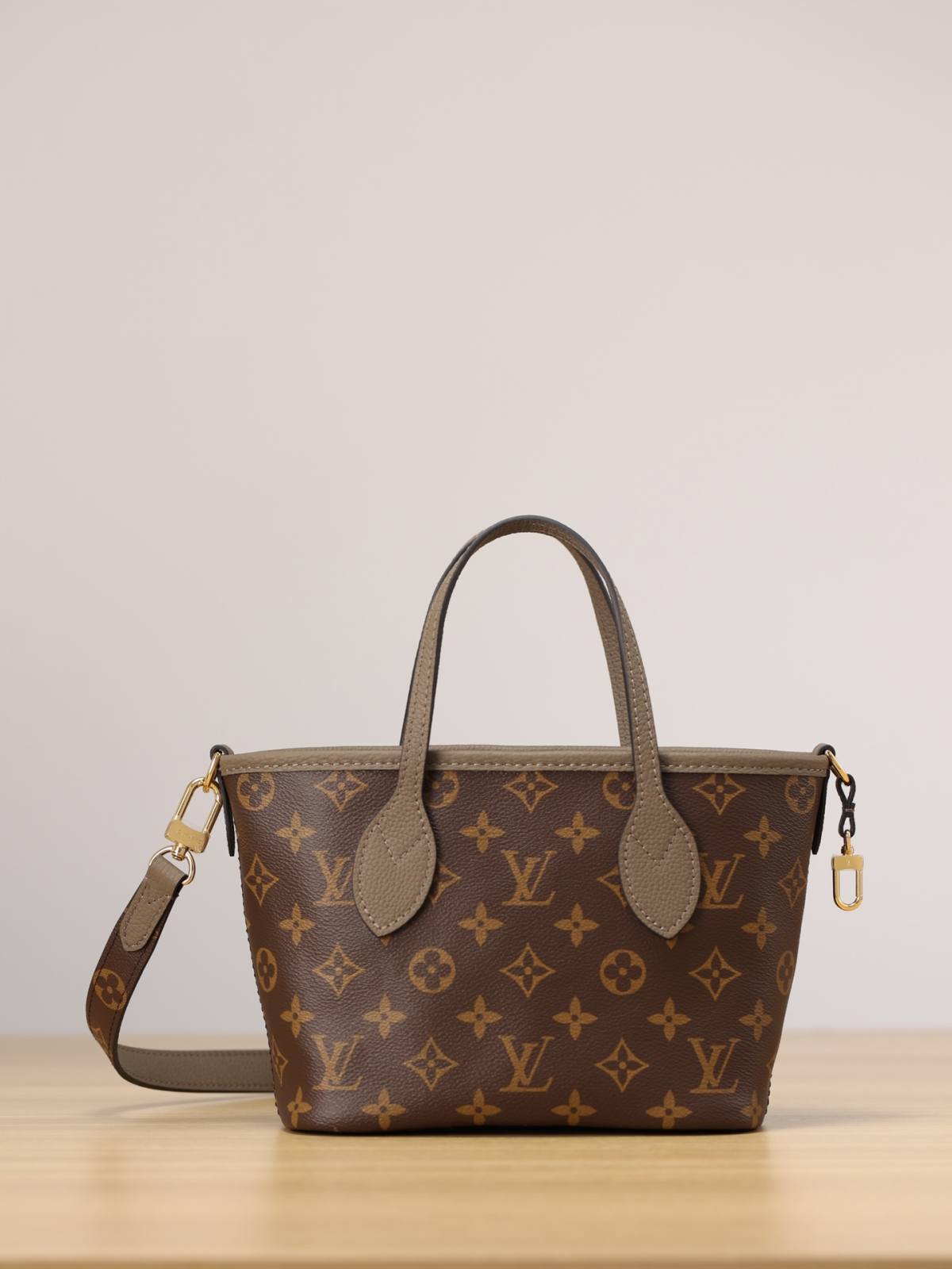 Ellebag’s 1:1 Replica of Louis Vuitton M12109 Neverfull Bandoulière Inside Out BB: A True Reflection of Craftsmanship （2024 Nov updated）-Tayada ugu Fiican ee Louis Vuitton Boorsada Online Store, Bac naqshadeeye nuqul ah