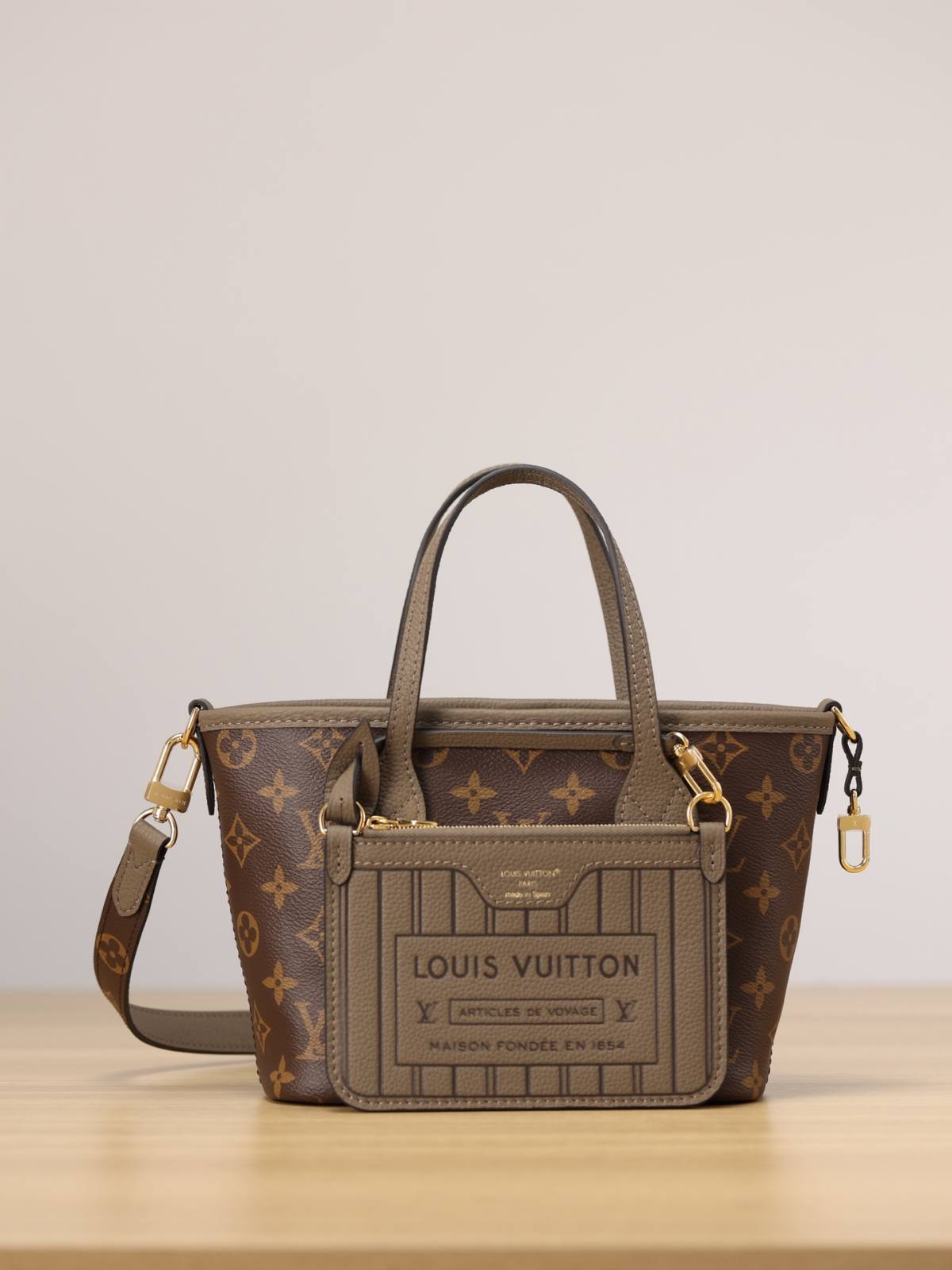 Ellebag’s 1:1 Replica of Louis Vuitton M12109 Neverfull Bandoulière Inside Out BB: A True Reflection of Craftsmanship （2024 Nov updated）-Best Quality Replica designer Bag factory in China