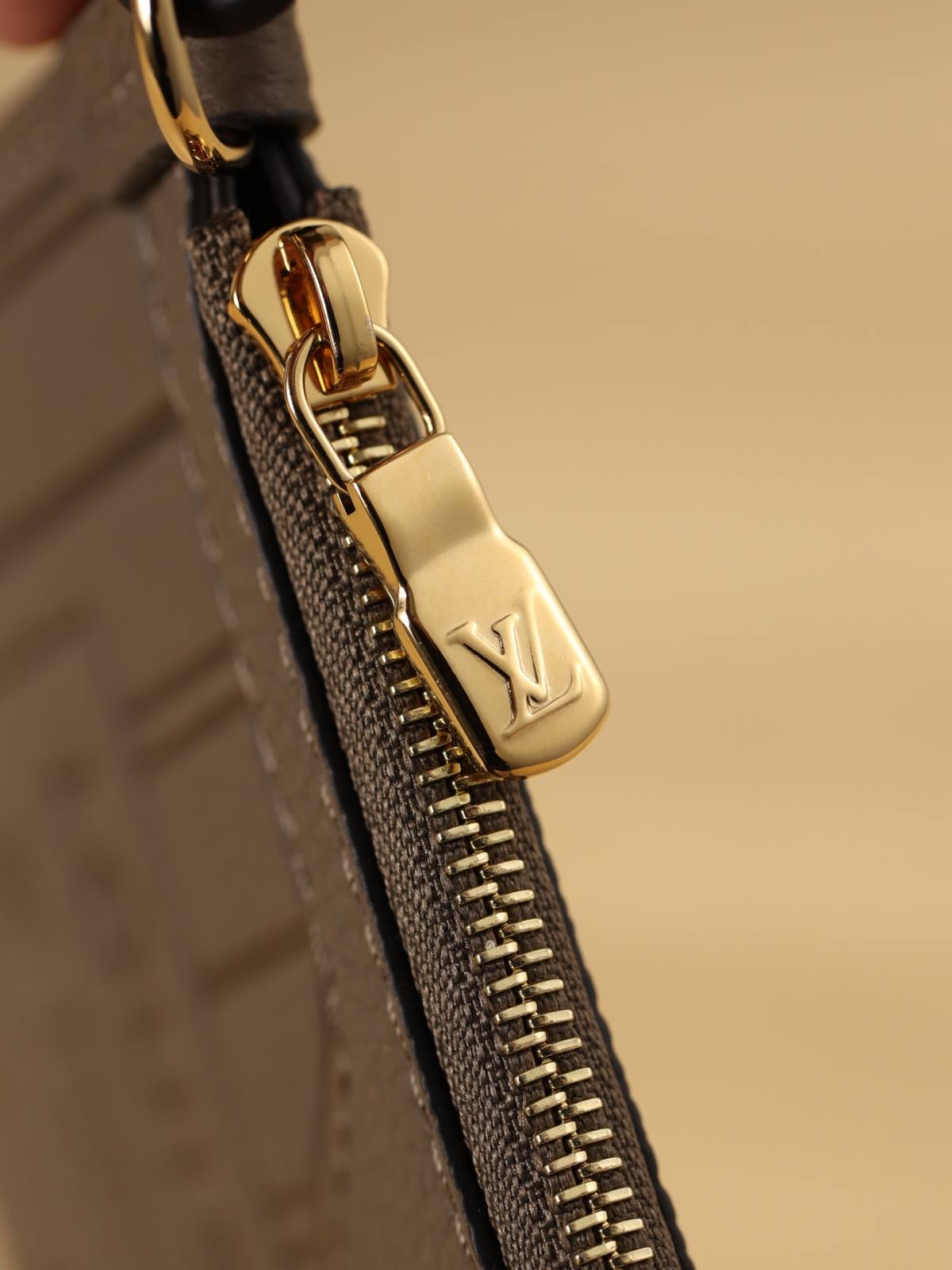 Ellebag’s 1:1 Replica of Louis Vuitton M12109 Neverfull Bandoulière Inside Out BB: A True Reflection of Craftsmanship （2024 Nov updated）-Інтэрнэт-крама падробленай сумкі Louis Vuitton лепшай якасці, рэплікі дызайнерскай сумкі ru