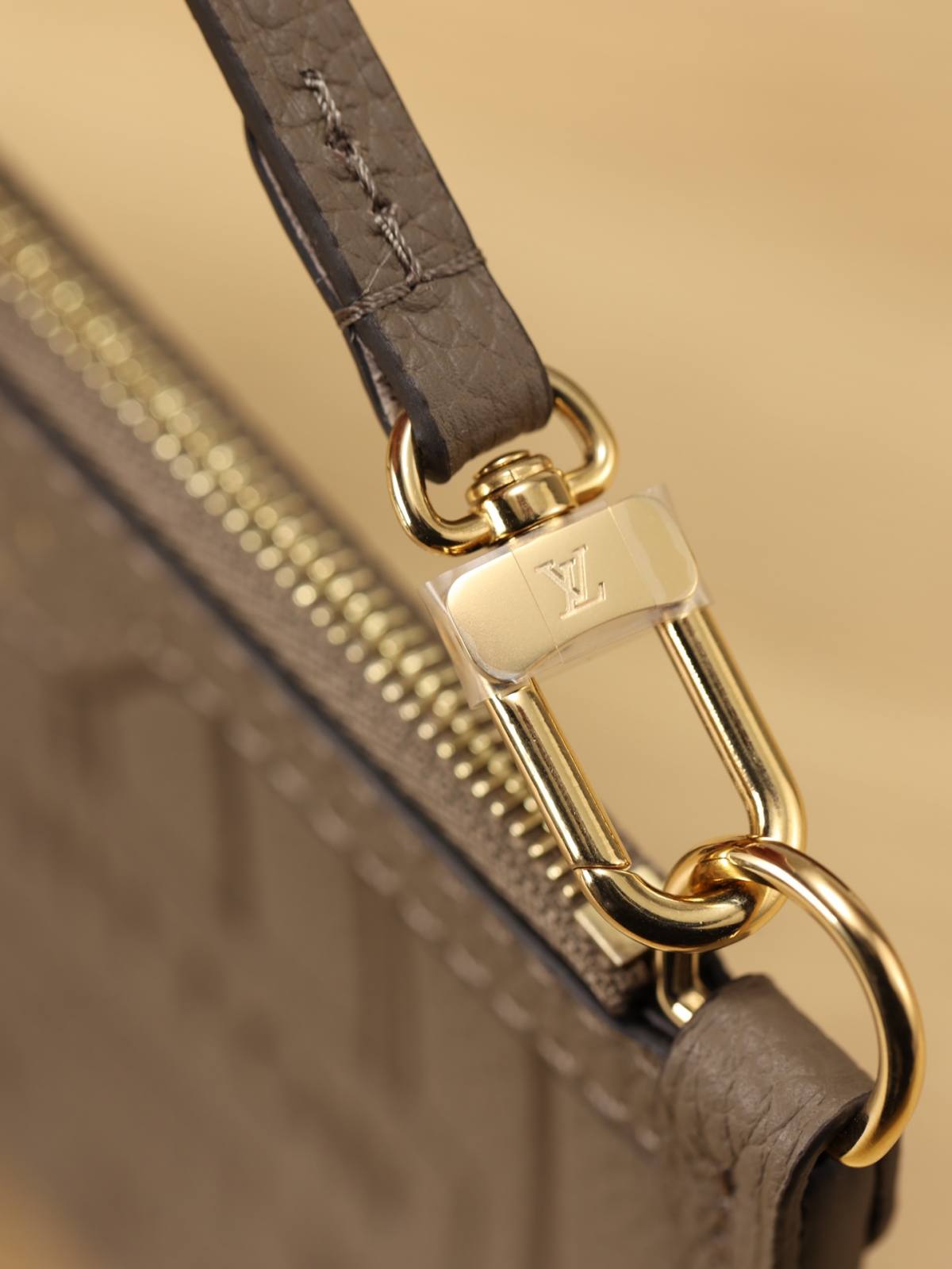 Ellebag’s 1:1 Replica of Louis Vuitton M12109 Neverfull Bandoulière Inside Out BB: A True Reflection of Craftsmanship （2024 Nov updated）-Best Quality Replica designer Bag factory in China