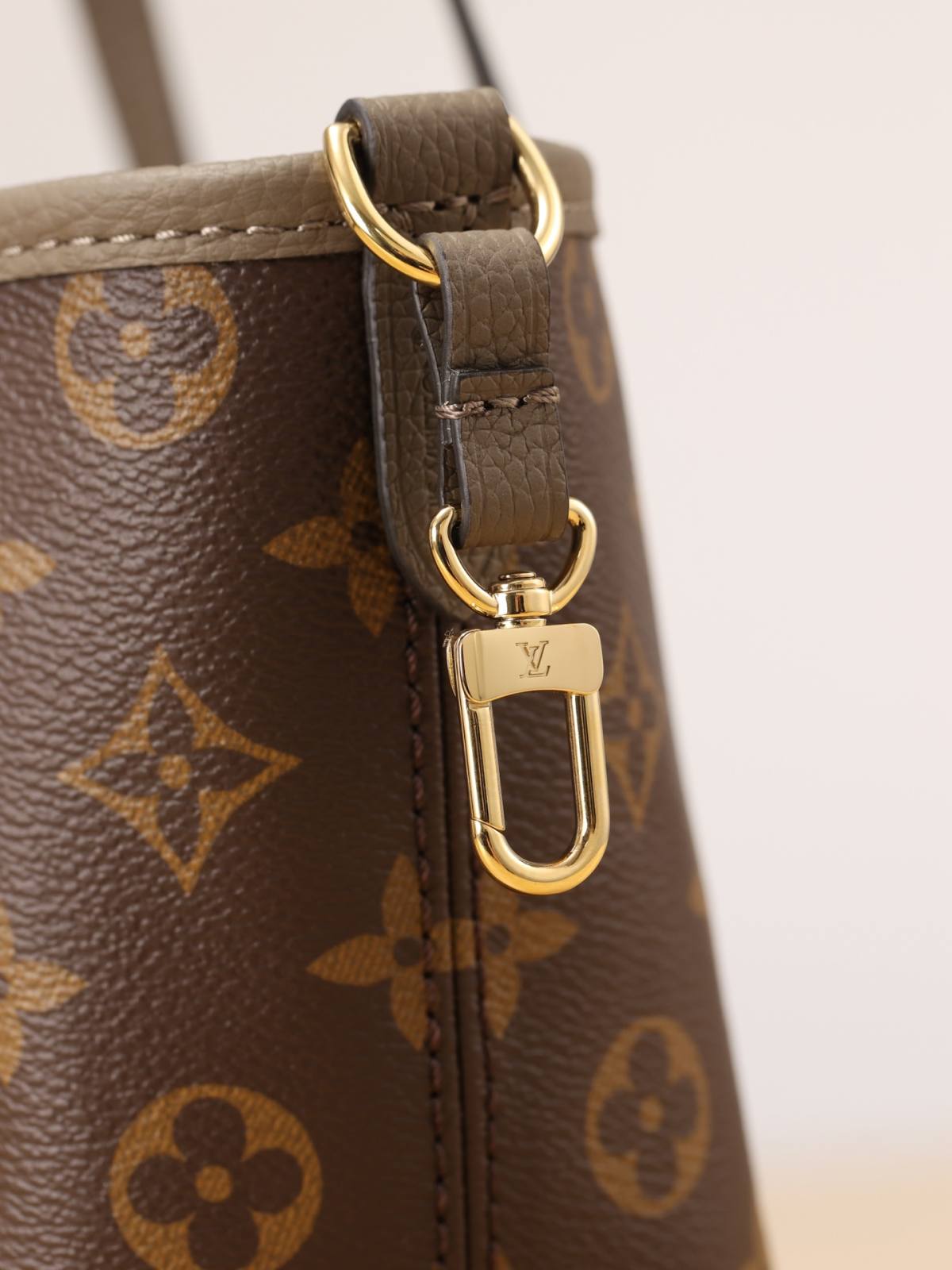 Ellebag’s 1:1 Replica of Louis Vuitton M12109 Neverfull Bandoulière Inside Out BB: A True Reflection of Craftsmanship （2024 Nov updated）-Meilleure qualité de faux sac Louis Vuitton en ligne, réplique de sac de créateur ru