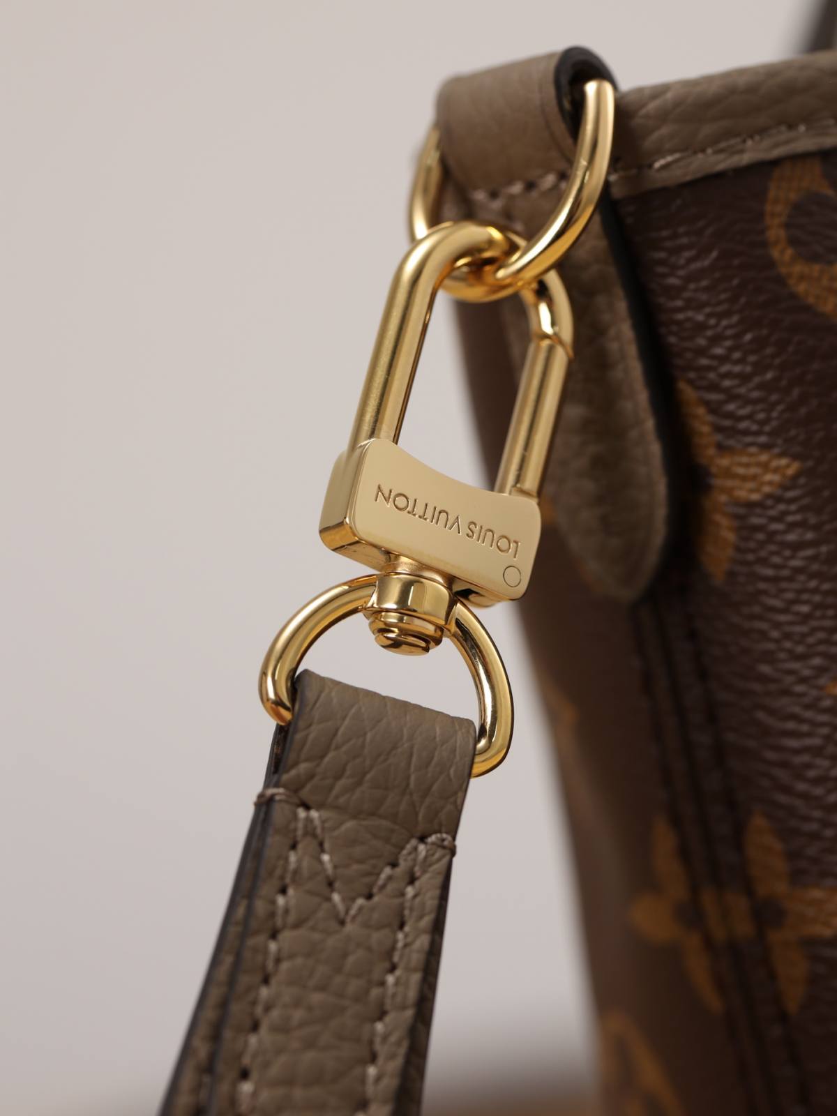 Ellebag’s 1:1 Replica of Louis Vuitton M12109 Neverfull Bandoulière Inside Out BB: A True Reflection of Craftsmanship （2024 Nov updated）-Meilleure qualité de faux sac Louis Vuitton en ligne, réplique de sac de créateur ru