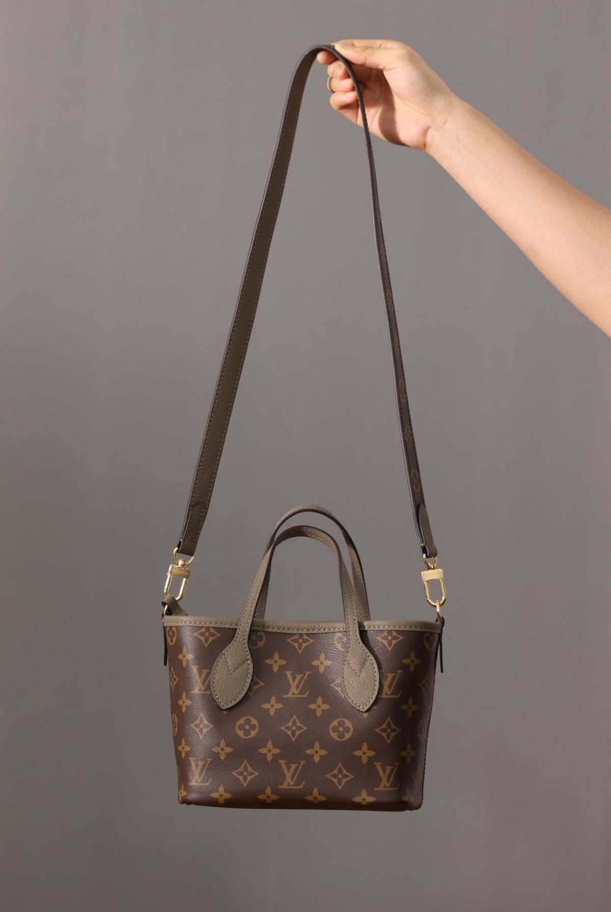 Ellebag’s 1:1 Replica of Louis Vuitton M12109 Neverfull Bandoulière Inside Out BB: A True Reflection of Craftsmanship （2024 Nov updated）-Magazin online de geanți Louis Vuitton fals de cea mai bună calitate, geantă de designer replica ru