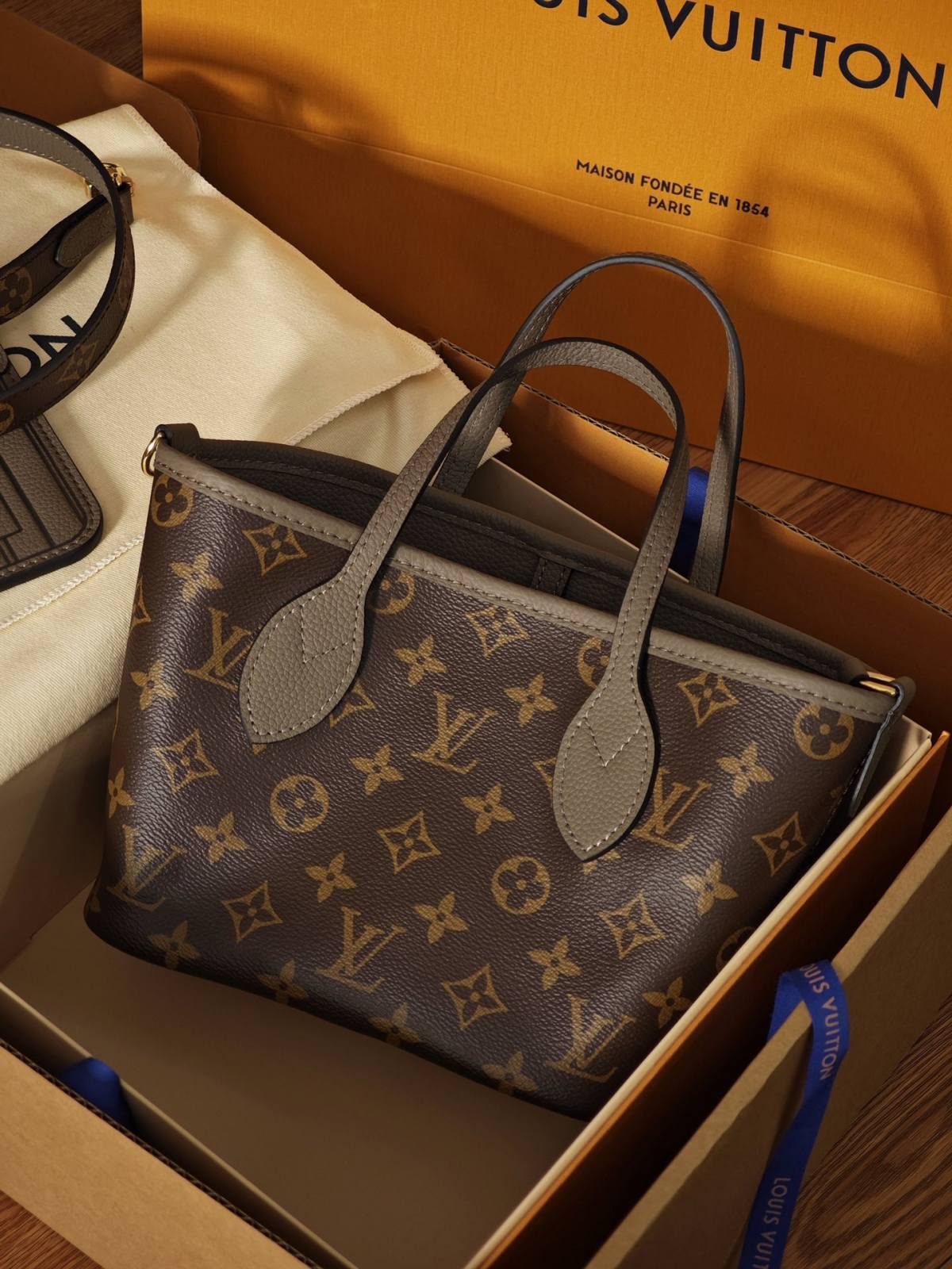 Ellebag’s 1:1 Replica of Louis Vuitton M12109 Neverfull Bandoulière Inside Out BB: A True Reflection of Craftsmanship （2024 Nov updated）-Umgangatho ogqwesileyo woMgangatho weFake weLouis Vuitton kwiVenkile ye-Intanethi, ibhegi yomyili weReplica ru