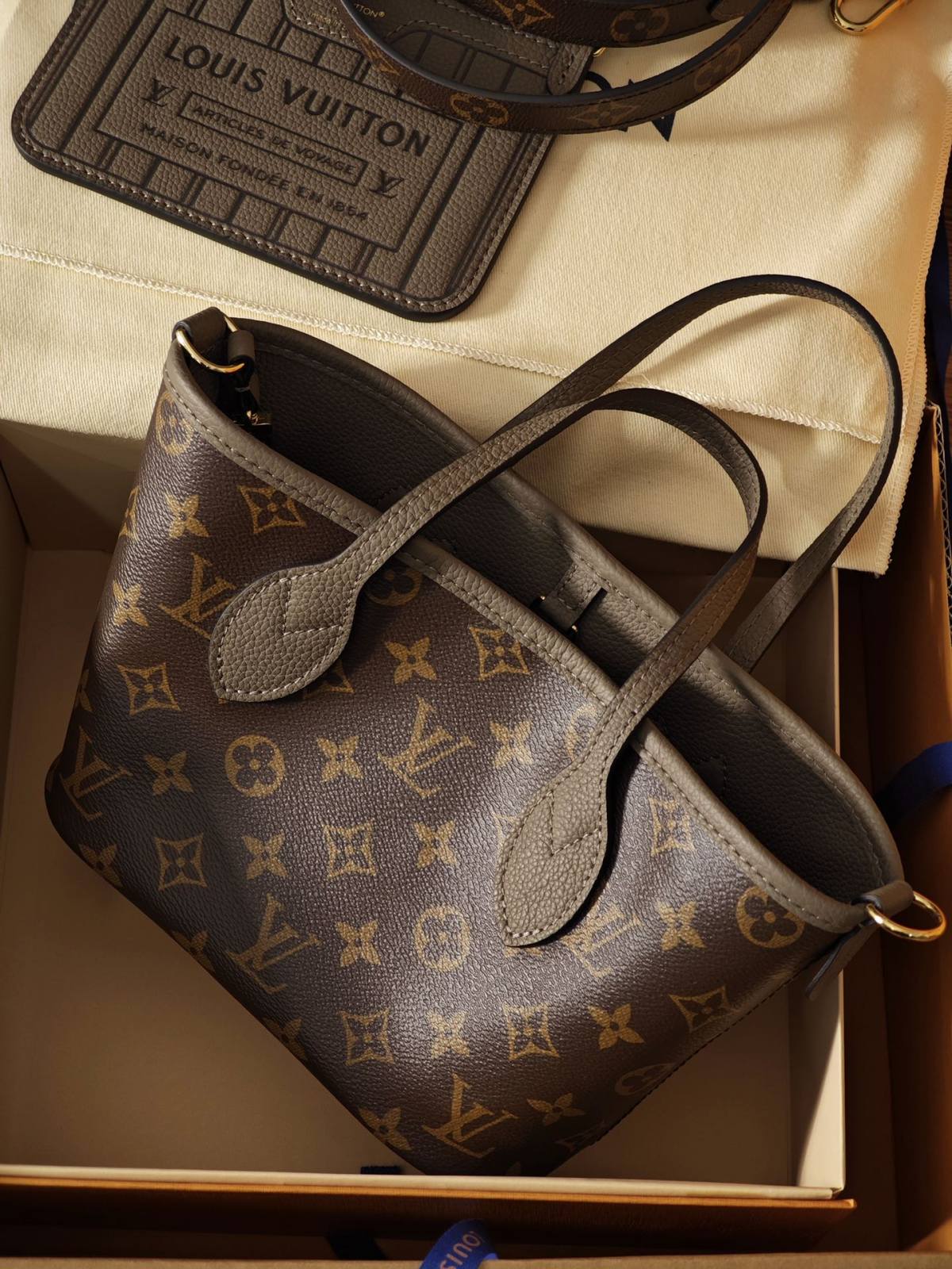 Ellebag’s 1:1 Replica of Louis Vuitton M12109 Neverfull Bandoulière Inside Out BB: A True Reflection of Craftsmanship （2024 Nov updated）-Best Quality Replica designer Bag factory in China