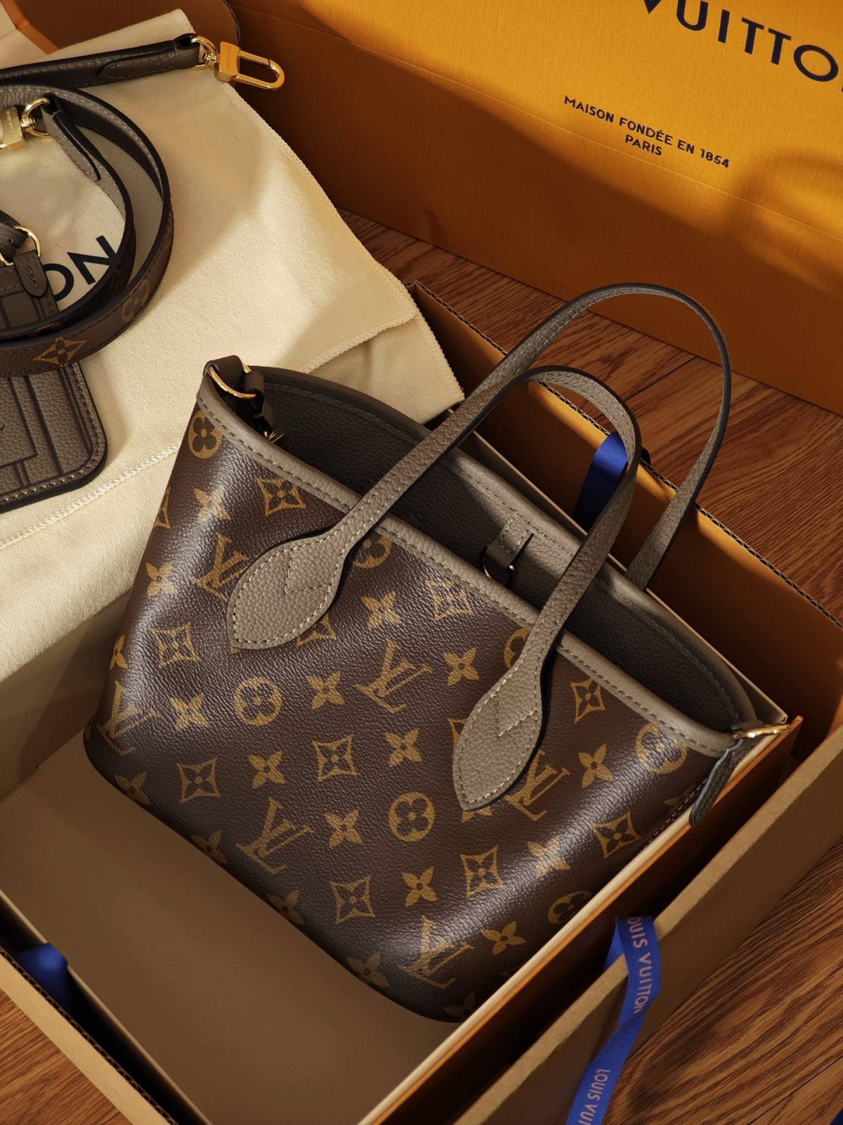 Ellebag’s 1:1 Replica of Louis Vuitton M12109 Neverfull Bandoulière Inside Out BB: A True Reflection of Craftsmanship （2024 Nov updated）-Інтэрнэт-крама падробленай сумкі Louis Vuitton лепшай якасці, рэплікі дызайнерскай сумкі ru