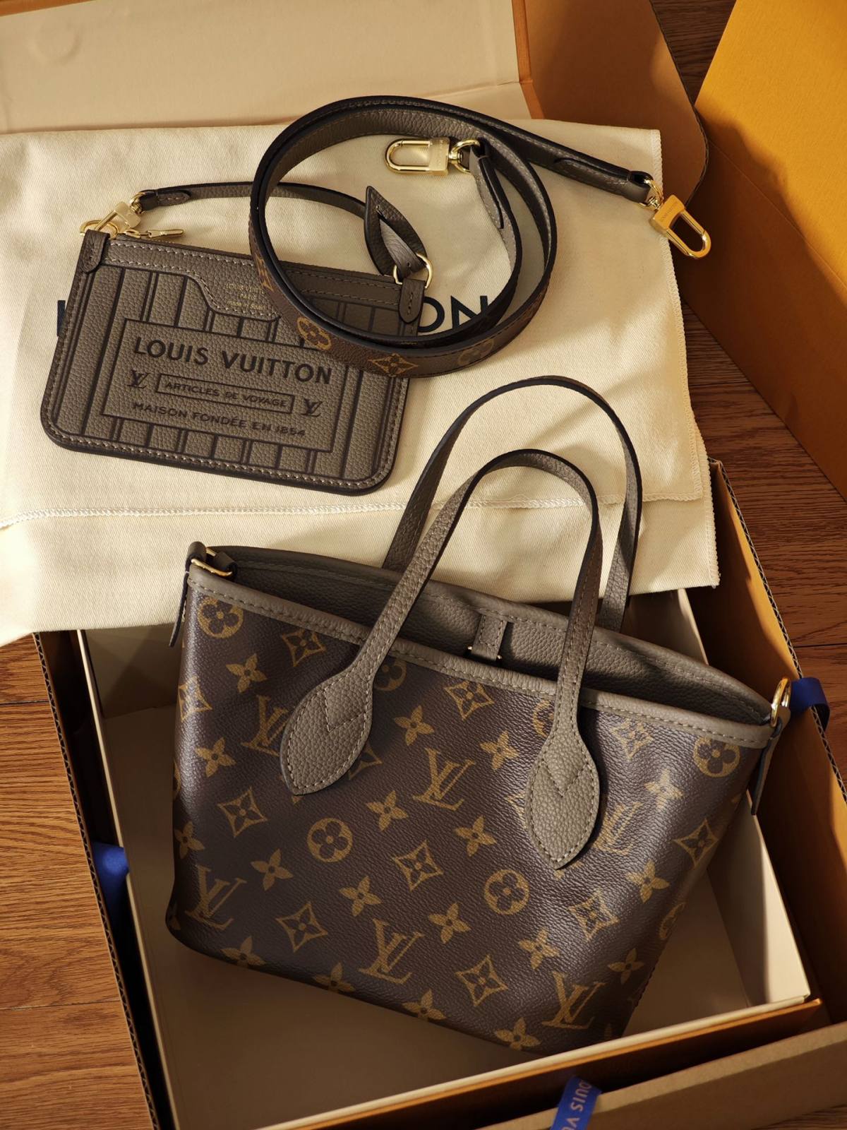 Ellebag’s 1:1 Replica of Louis Vuitton M12109 Neverfull Bandoulière Inside Out BB: A True Reflection of Craftsmanship （2024 Nov updated）-Umgangatho ogqwesileyo woMgangatho weFake weLouis Vuitton kwiVenkile ye-Intanethi, ibhegi yomyili weReplica ru