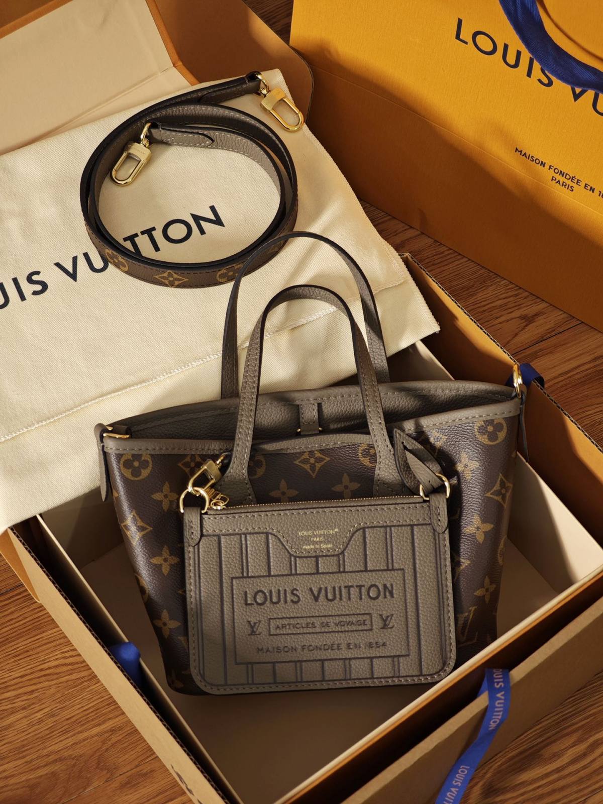 Ellebag’s 1:1 Replica of Louis Vuitton M12109 Neverfull Bandoulière Inside Out BB: A True Reflection of Craftsmanship （2024 Nov updated）-Magazin online de geanți Louis Vuitton fals de cea mai bună calitate, geantă de designer replica ru