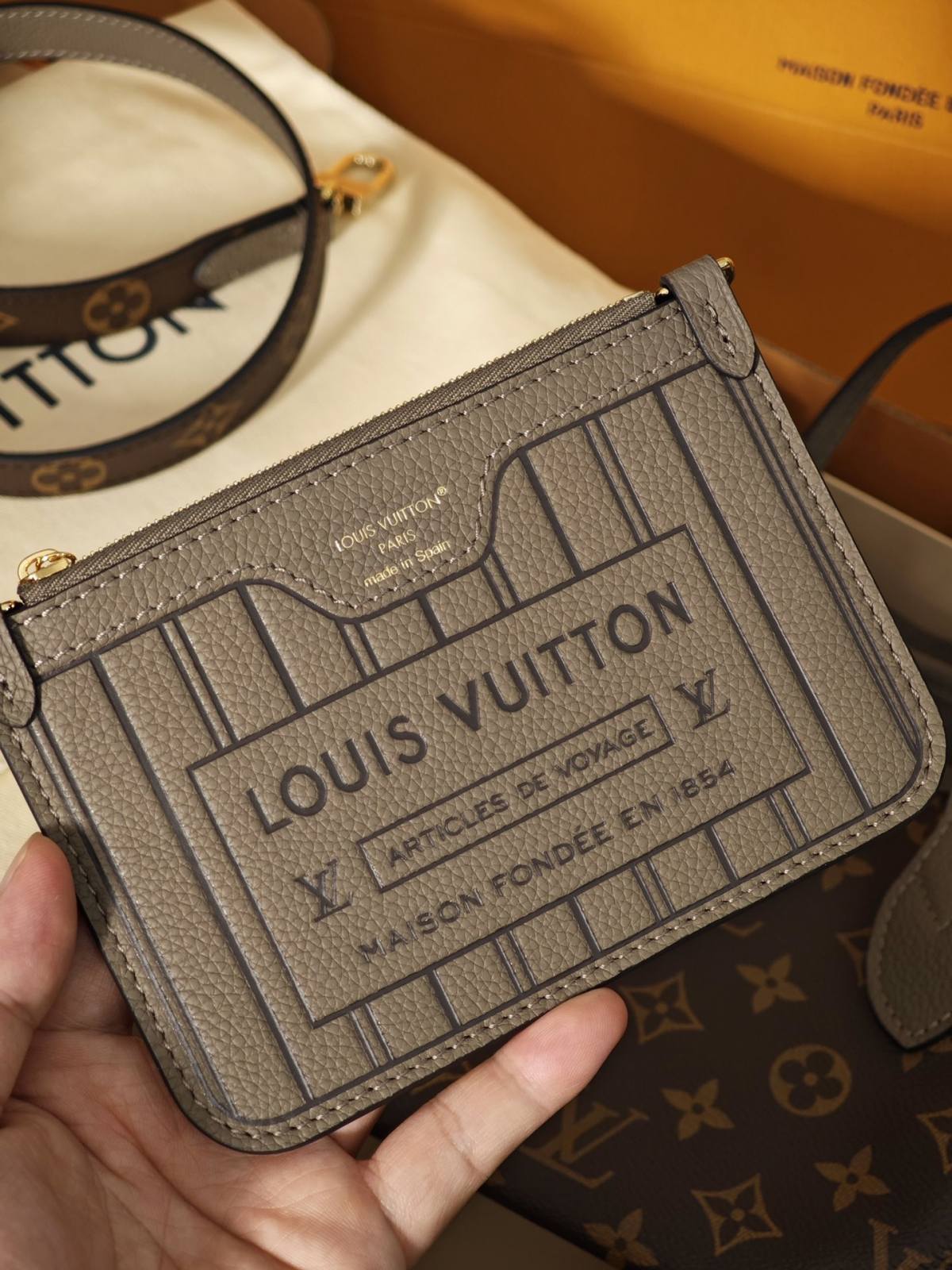 Ellebag’s 1:1 Replica of Louis Vuitton M12109 Neverfull Bandoulière Inside Out BB: A True Reflection of Craftsmanship （2024 Nov updated）-Meilleure qualité de faux sac Louis Vuitton en ligne, réplique de sac de créateur ru