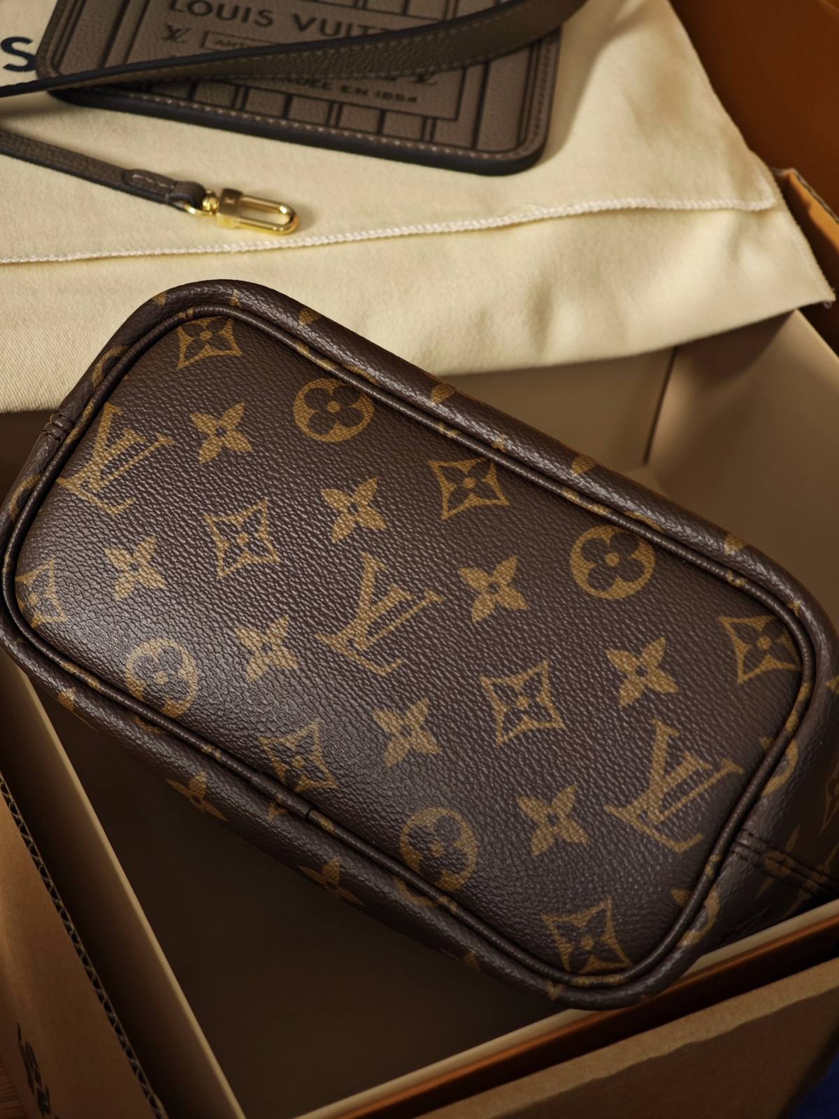 Ellebag’s 1:1 Replica of Louis Vuitton M12109 Neverfull Bandoulière Inside Out BB: A True Reflection of Craftsmanship （2024 Nov updated）-Meilleure qualité de faux sac Louis Vuitton en ligne, réplique de sac de créateur ru