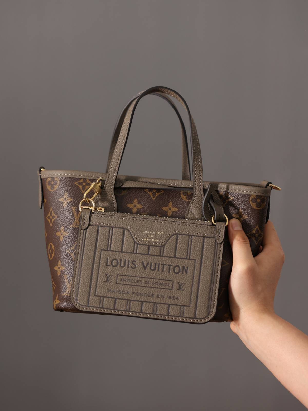 Ellebag’s 1:1 Replica of Louis Vuitton M12109 Neverfull Bandoulière Inside Out BB: A True Reflection of Craftsmanship （2024 Nov updated）-Meilleure qualité de faux sac Louis Vuitton en ligne, réplique de sac de créateur ru