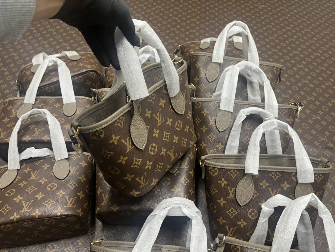 Ellebag’s 1:1 Replica of Louis Vuitton M12109 Neverfull Bandoulière Inside Out BB: A True Reflection of Craftsmanship （2024 Nov updated）-Լավագույն որակի կեղծ Louis Vuitton պայուսակների առցանց խանութ, Replica դիզայներական պայուսակ ru